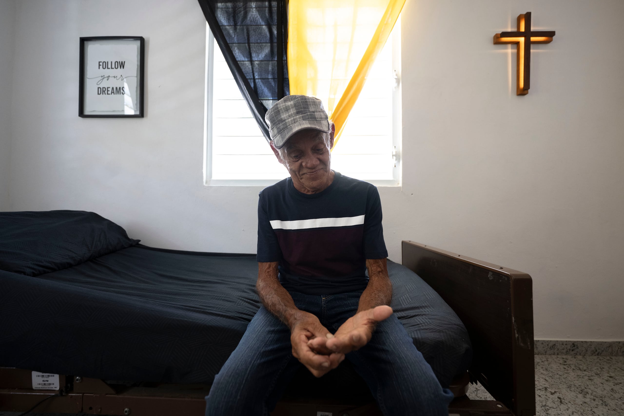 Don Francisco Rosario, octogenario y paciente de Alzheimer, en su residencia en Dorado.