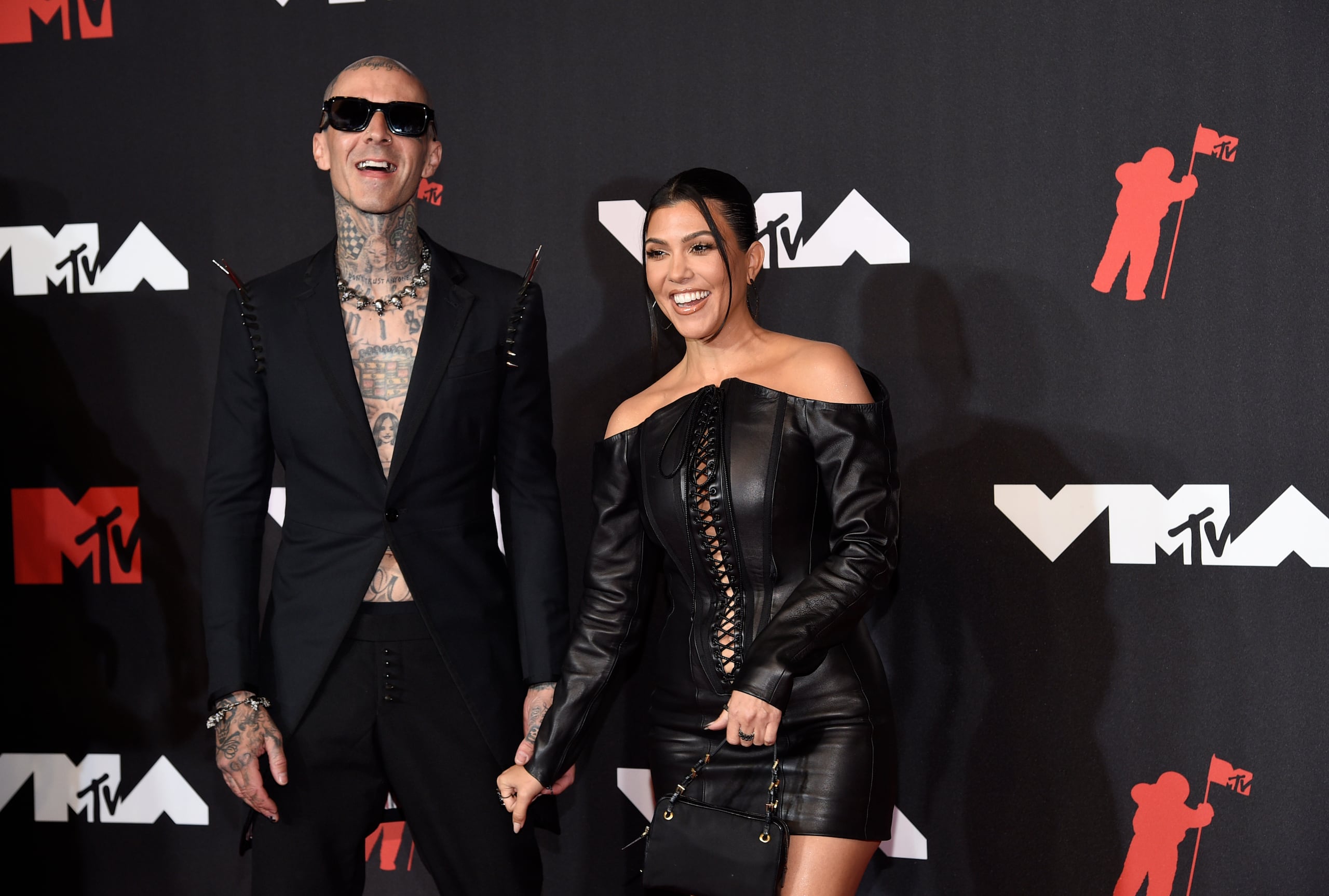 Travis Barker, izquierda, y Kourtney Kardashian, a la derecha, se comprometieron en una íntima ceremonia el domingo, 17 de octubre, en Montecito, California.
