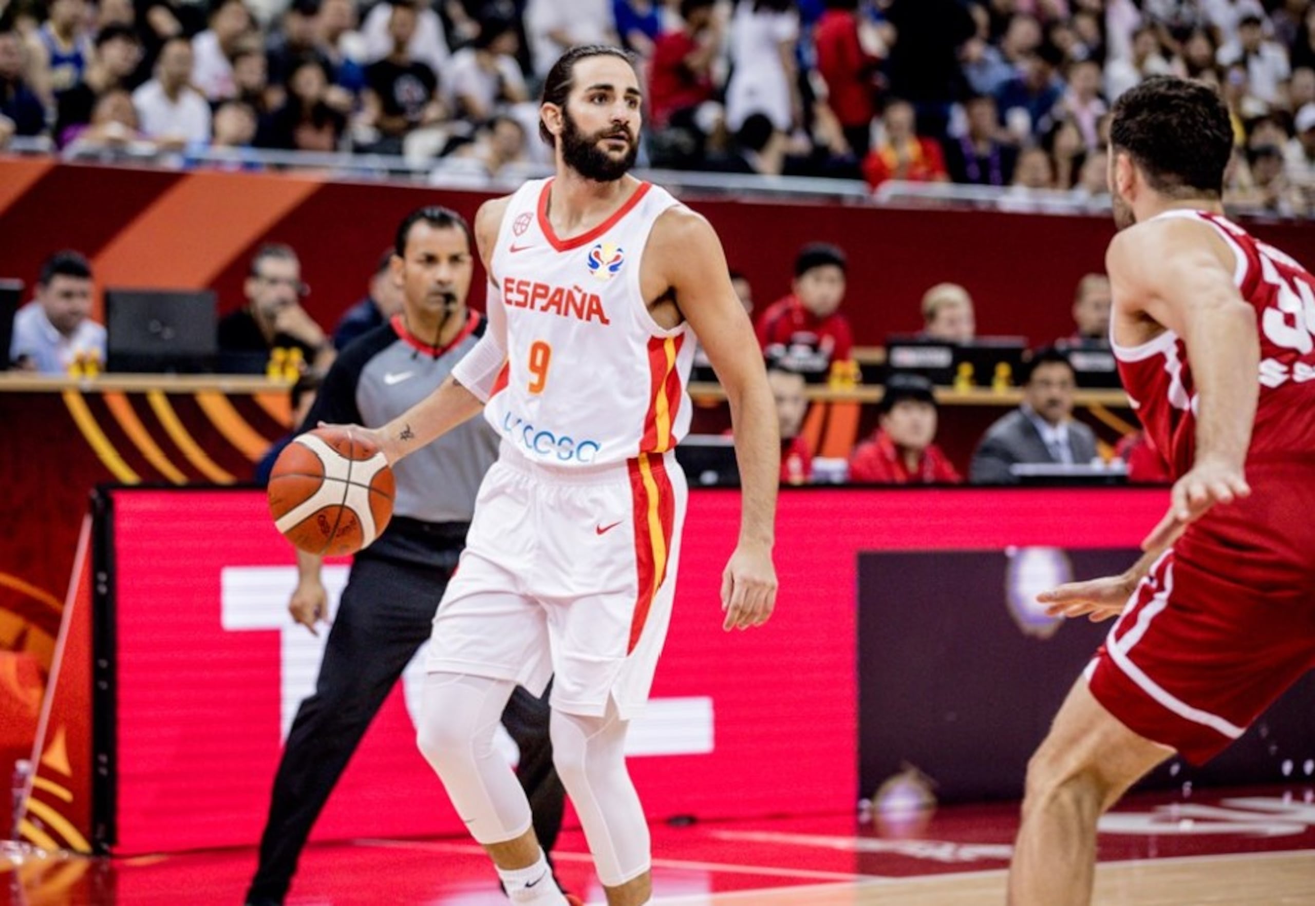 Jorge Vázquez aparece aquí detrás de Ricky Rubio de España durante un juego que trabajó en la Copa del Mundo China 2019.