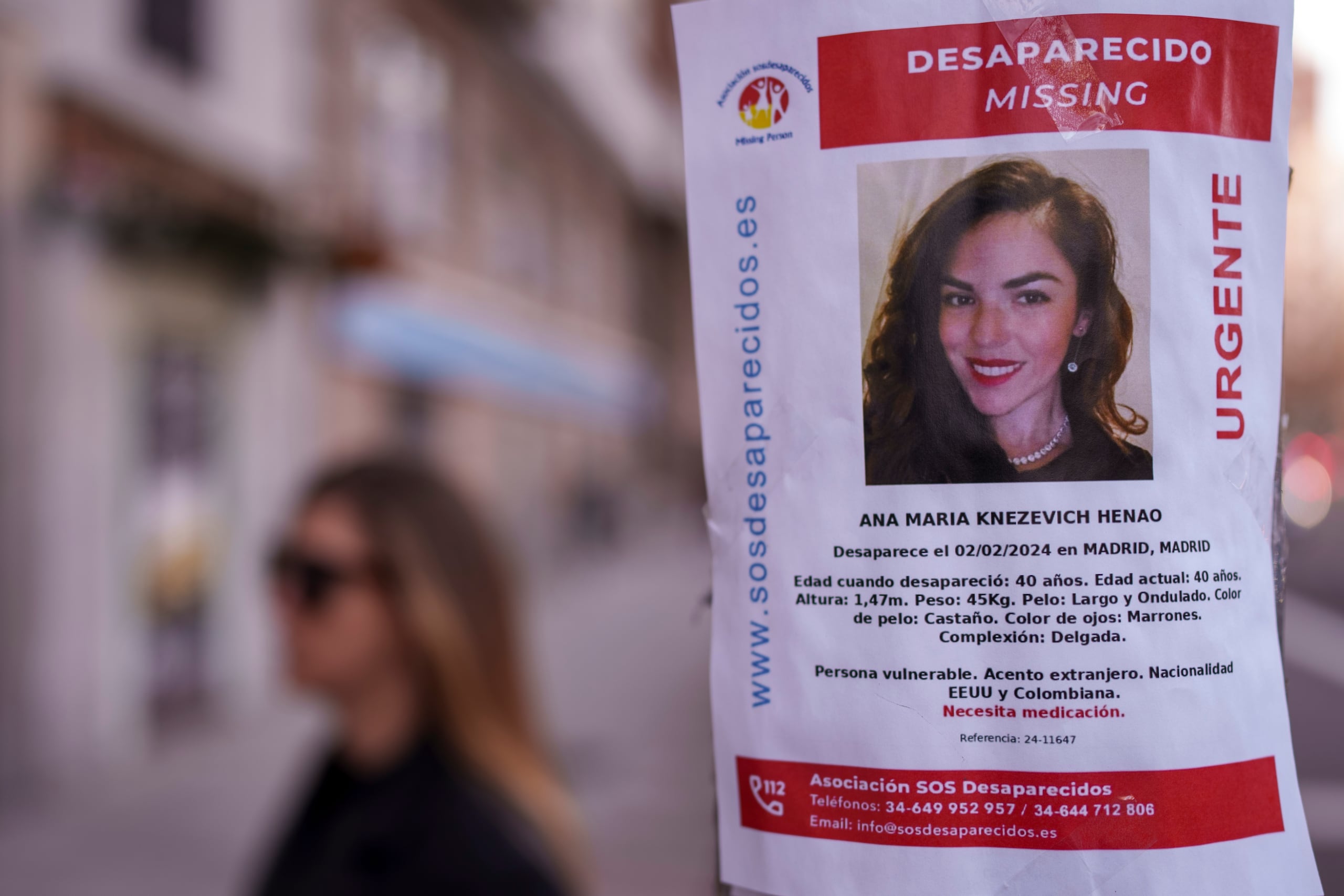 Un cartel de Ana María Knezevich Henao, de 40 años, una estadounidense nacida en Colombia desaparecida (AP Foto/Manu Fernández, archivo)