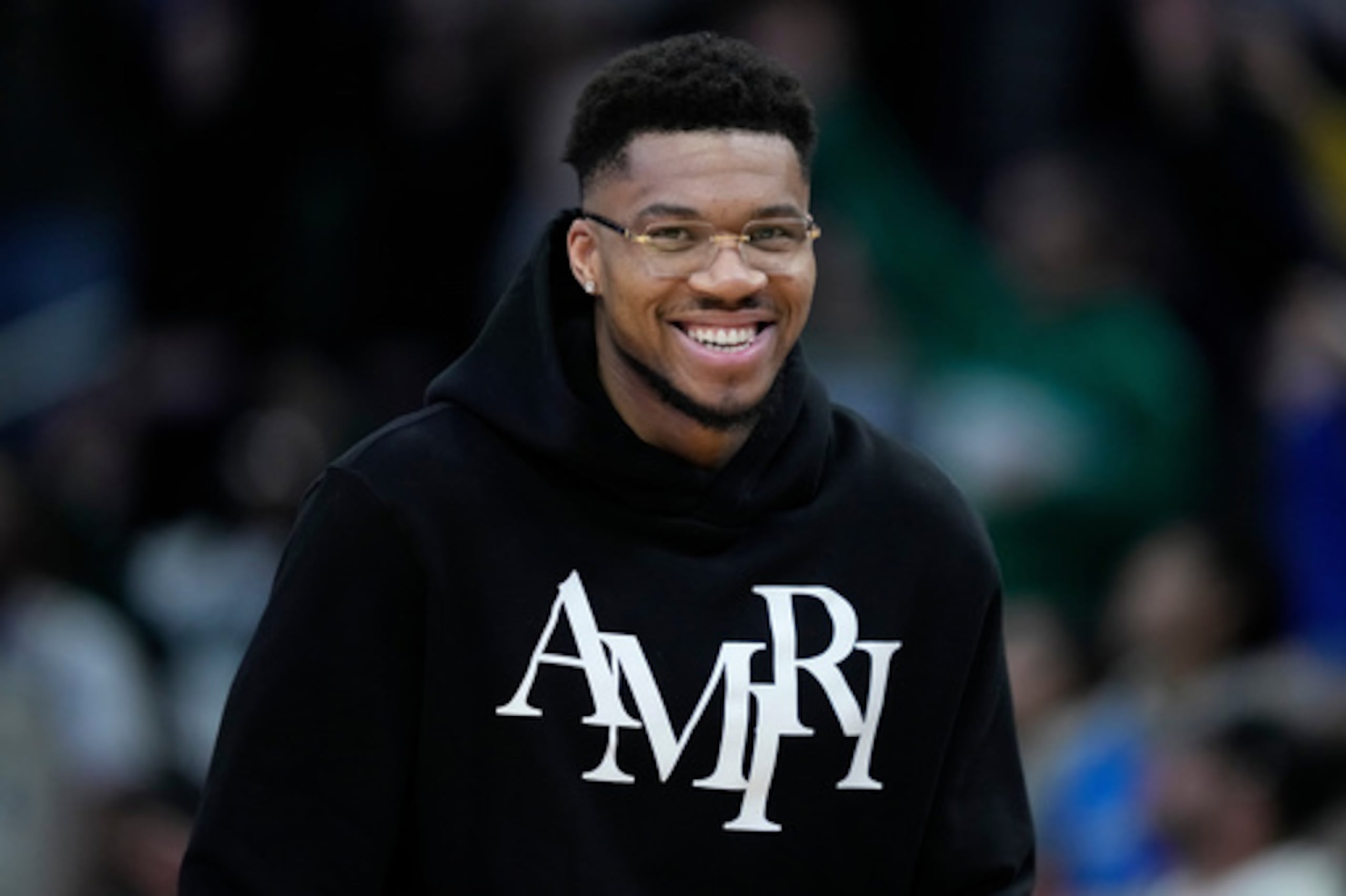 Giannis Antetokounmpo, de los Milwaukee Bucks, sonríe durante la primera mitad de un partido de baloncesto de la NBA contra los Indiana Pacers, el viernes 6 de febrero de 2026, en Milwaukee. (AP Photo/Aaron Gash)
