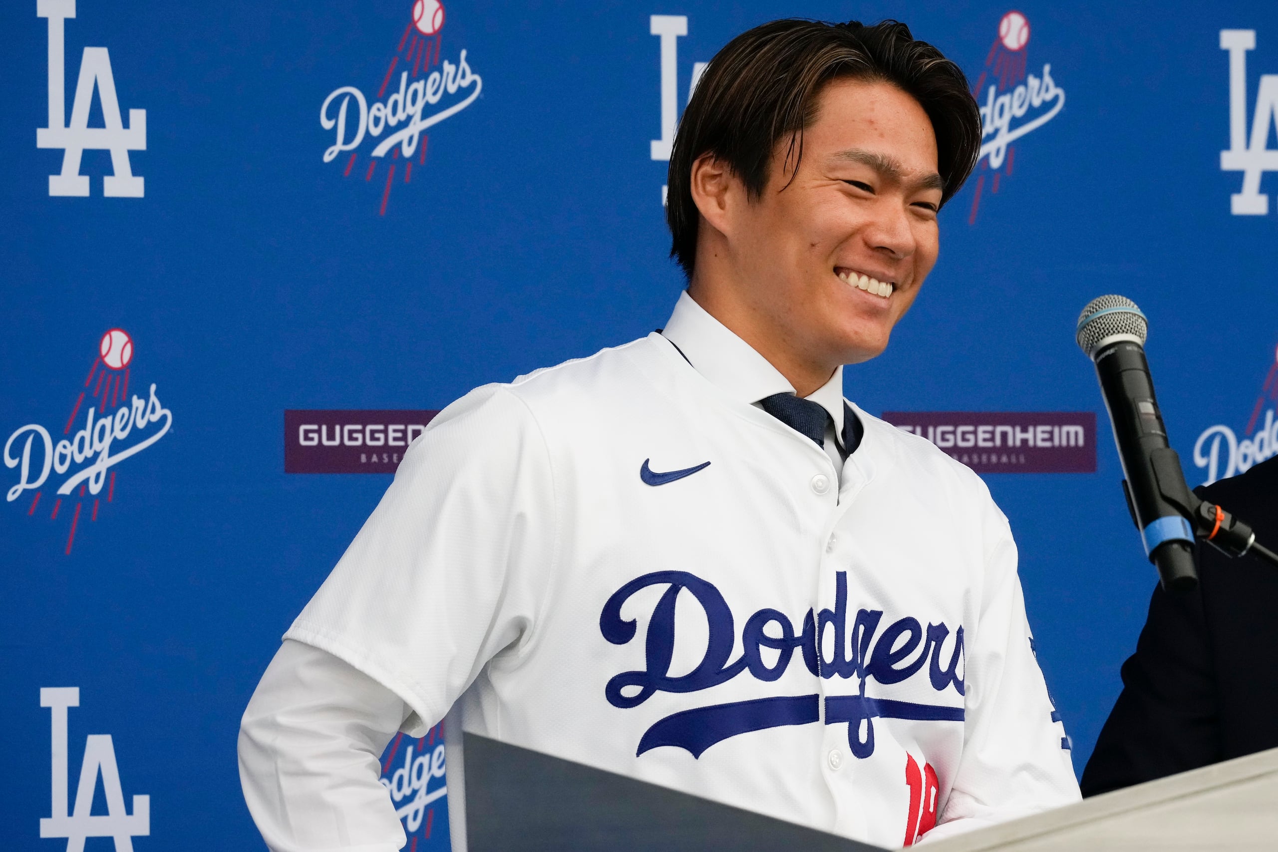 Yoshinobu Yamamoto sonríe durante su presentación como jugador de los Dodgers de Los Ángeles.
