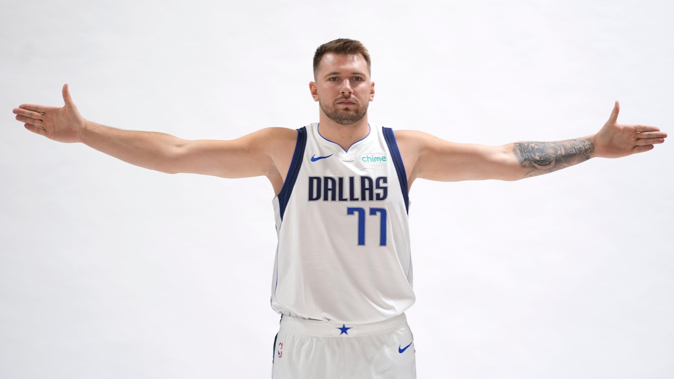 Luka Doncic, de los Mavericks de Dallas, posa durante una sesión fotográfica del equipo de baloncesto de la NBA, en el día de prensa, el lunes 30 de septiembre de 2024, en Dallas.