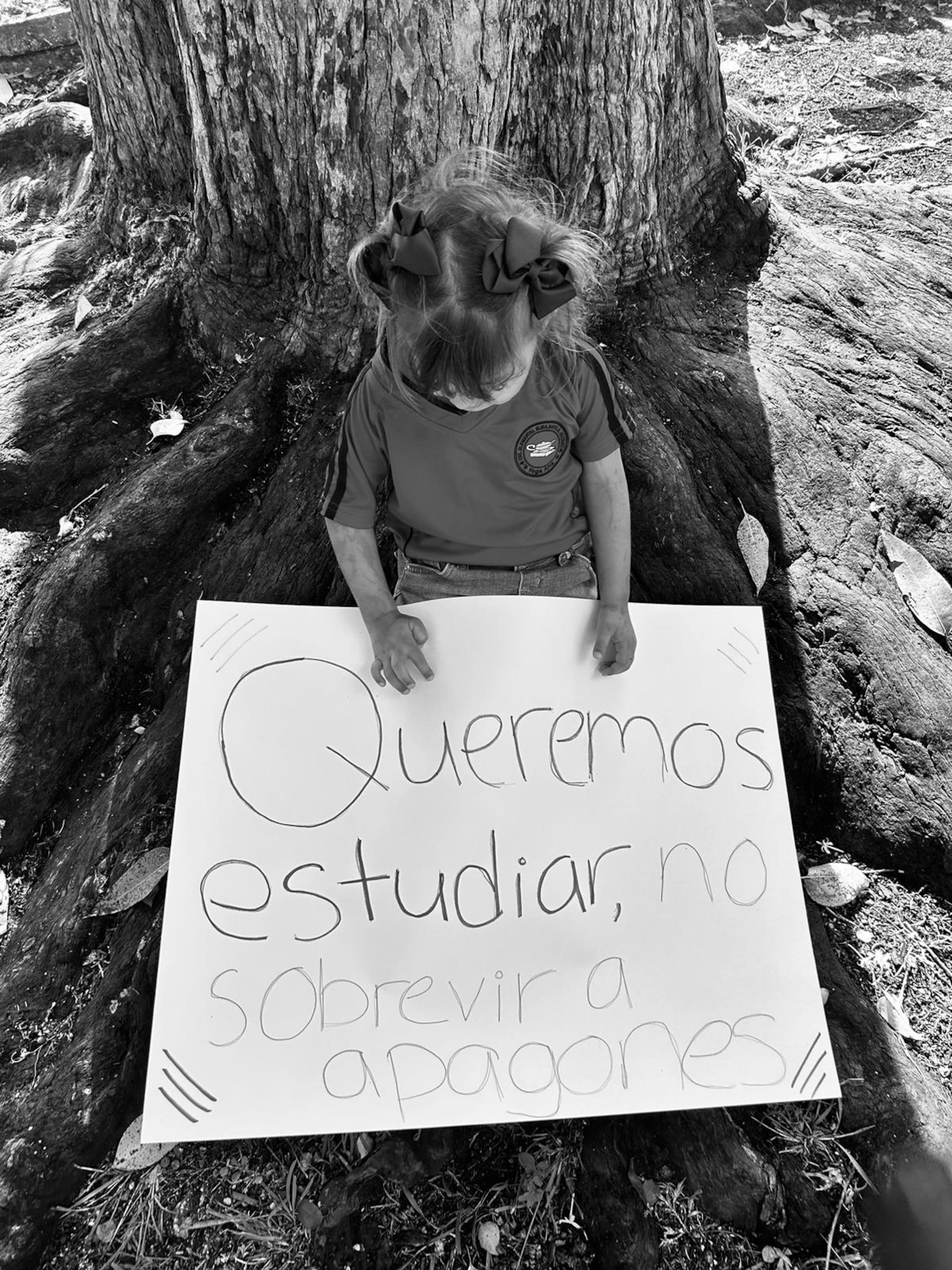 En la manifestación pacífica, se sujetaron carteles denunciando la inacción gubernamental para atender la situación.