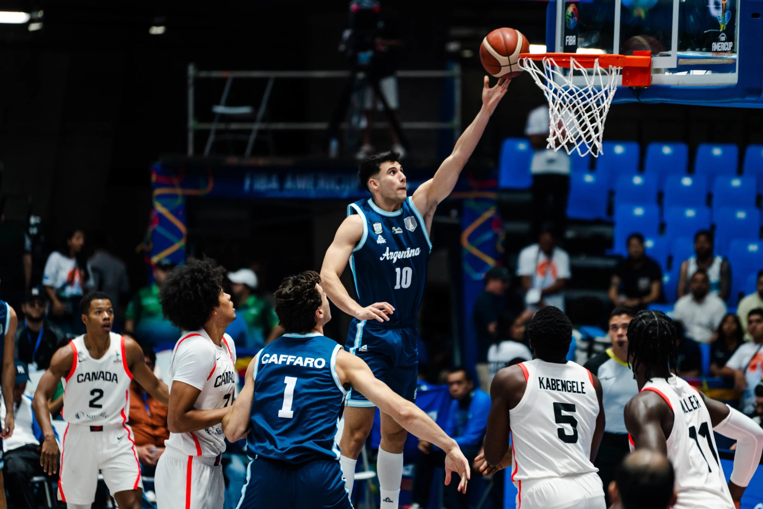 Gonzalo Corbalán, de Argentina, se apresta a anotar contra Canadá durante las semifinales del AmeriCup.