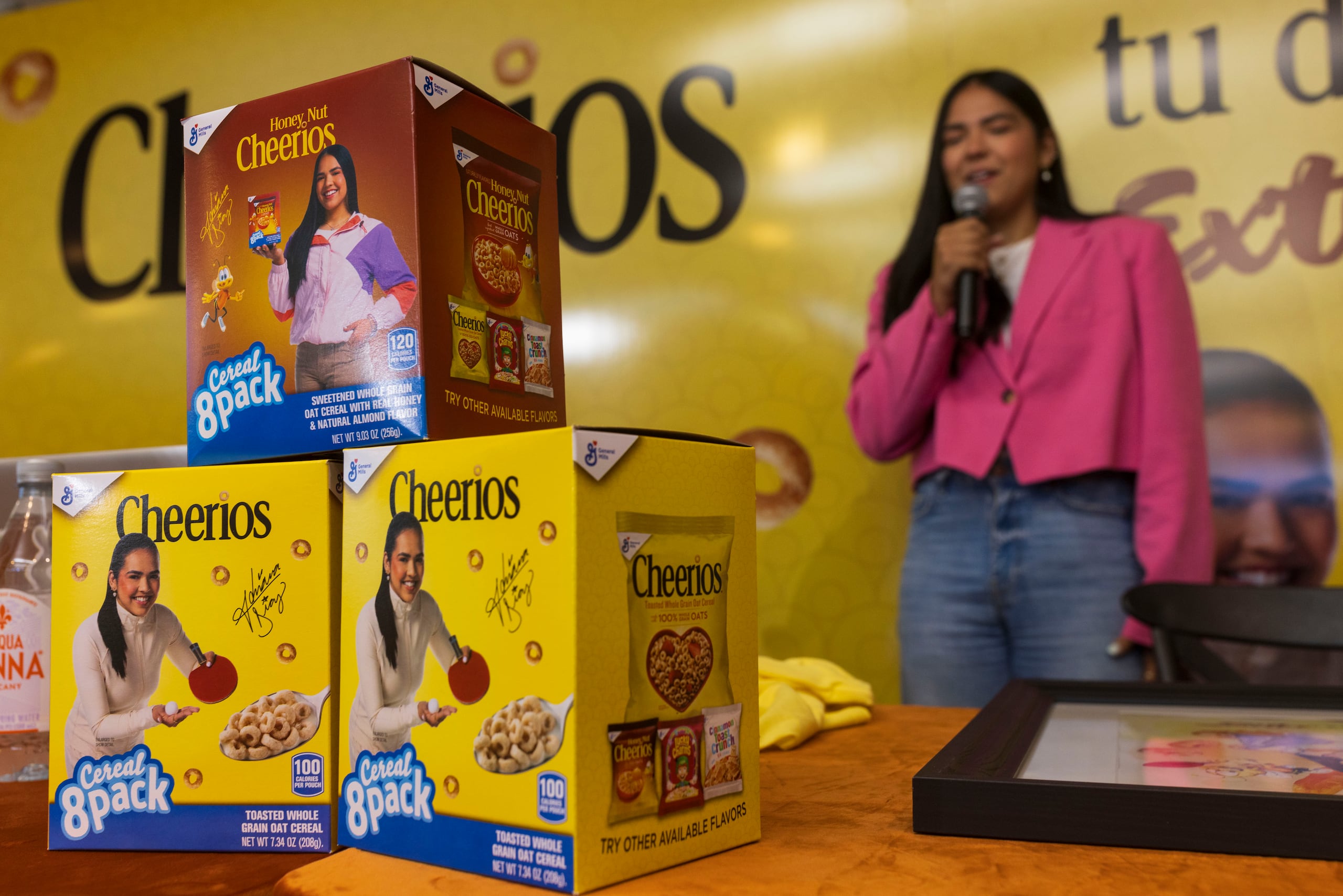 Cajas de los cereales Cheerios con el rostro de Adriana Díaz.