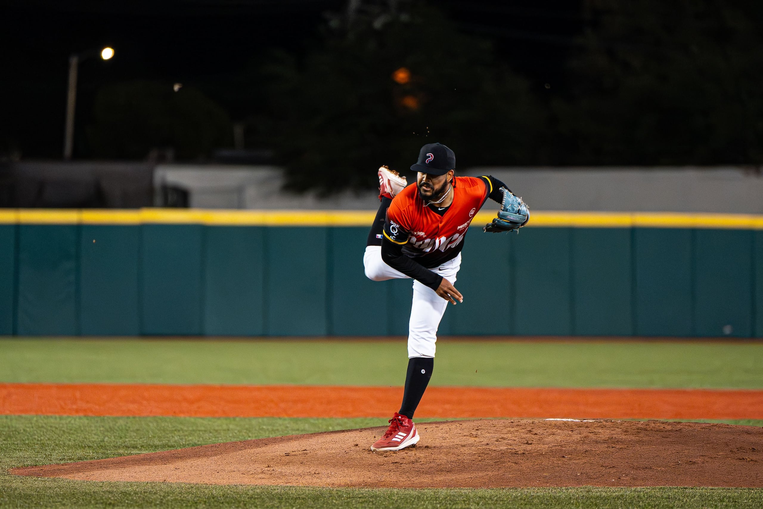 Bryant Salgado, de los Leones de Ponce, hace un lanzamiento frente a los Cangrejeros de Santurce.