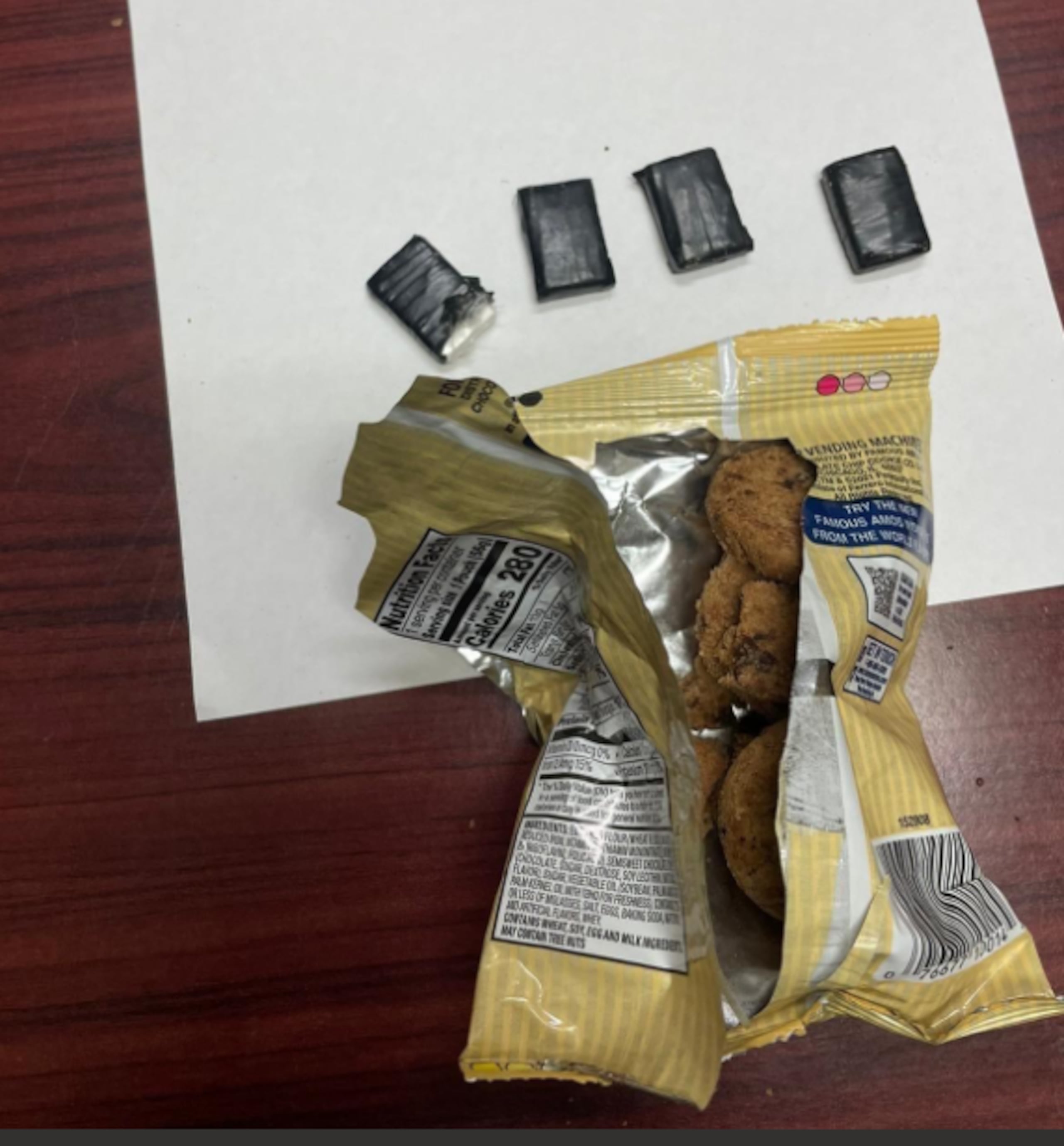 Ocupado a una mujer en el área de visitas de la prisión con sustancias controladas ocultas en el empaque de galletas.