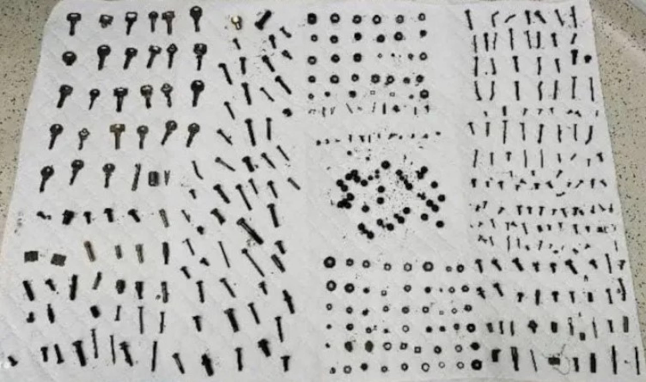 En total, al paciente le extrajeron 452 tornillos, llaves, piedras y otras piezas metálicas, que sumaban un peso de 2.9 kilos.
