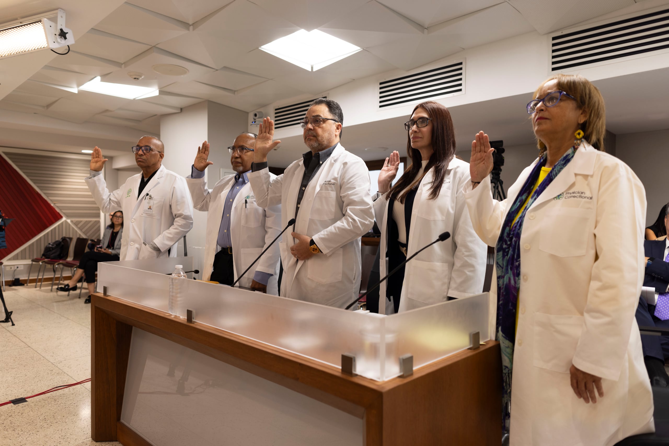 De izquierda a derecha, los doctores Pedro A. Perez, Cristóbal Antron, Jeffry Gonzalez, Gladys Quiles Santiago y Deborah Arús Rosado.