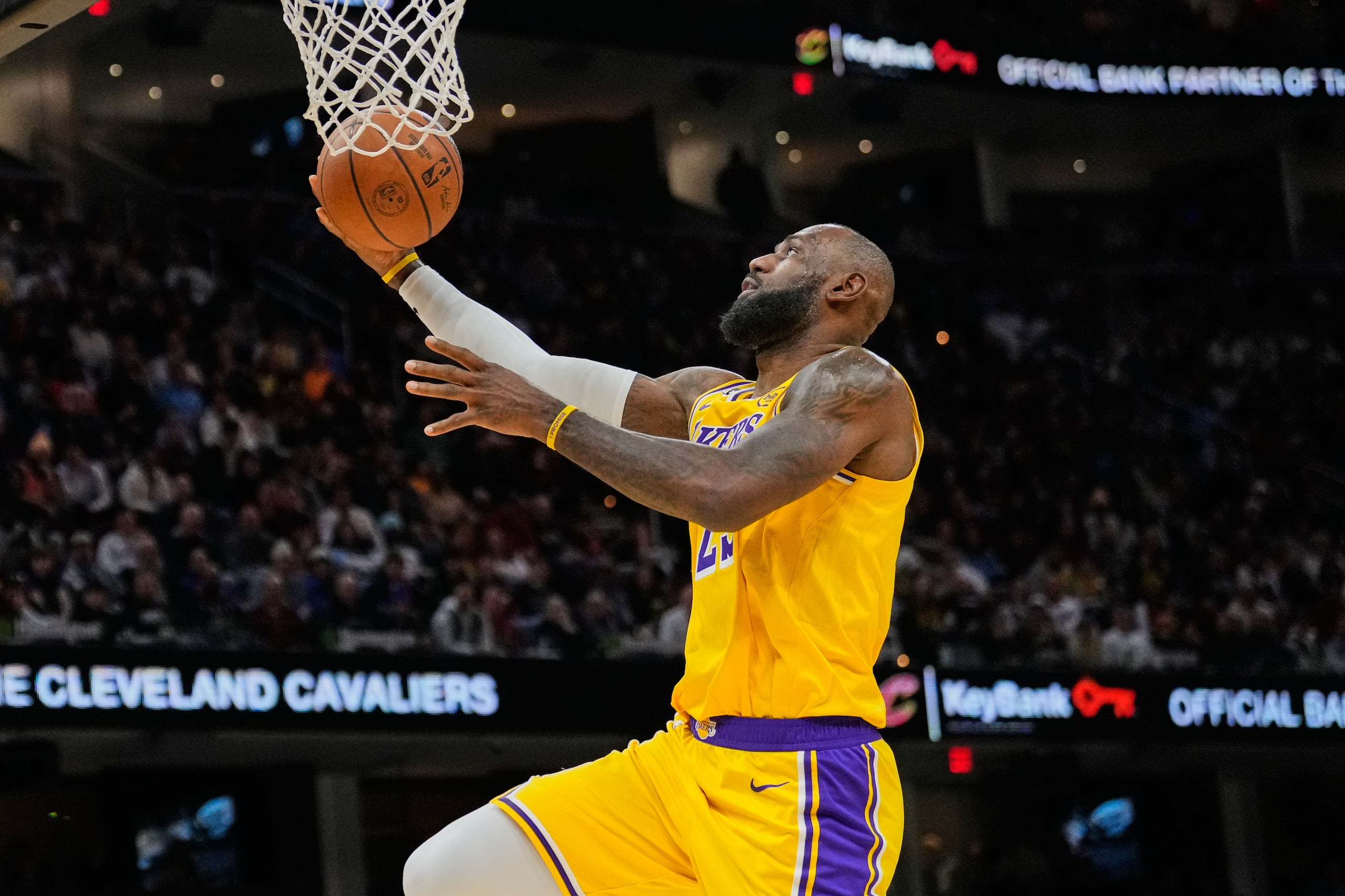 LeBron James, de los Lakers de Los Ángeles, encesta en el partido ante los Cavaliers de Cleveland, el miércoles 28 de enero de 2026 (AP Foto/Sue Ogrocki)