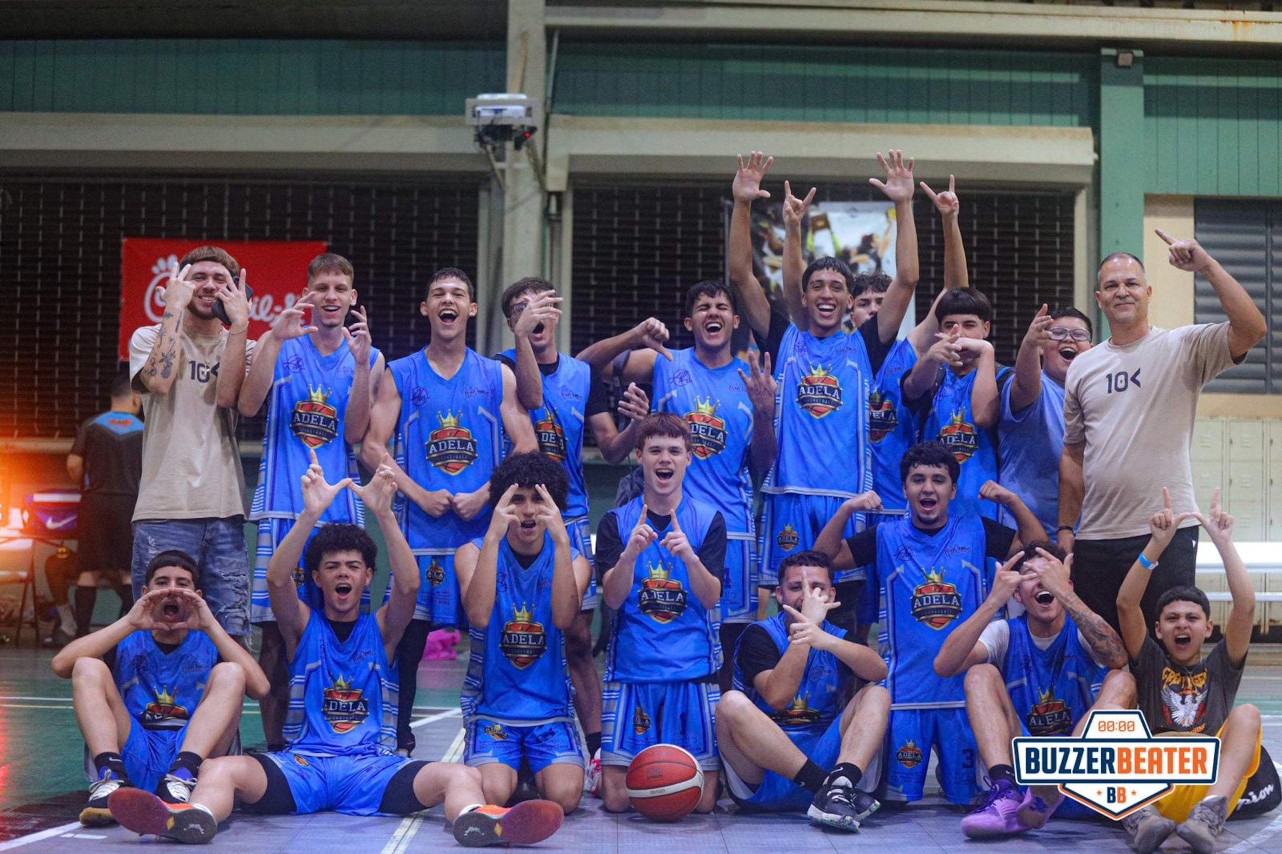 La escuela pública Adela Rolón de Toa Alta viene de haber alcanzado el año pasado la ronda de los mejores 8 equipos del torneo Buzzer Beater de escuelas públicas y ahora está a punto de colarse al Top-15 del ranking nacional que incluye las escuelas públicas y las privadas.