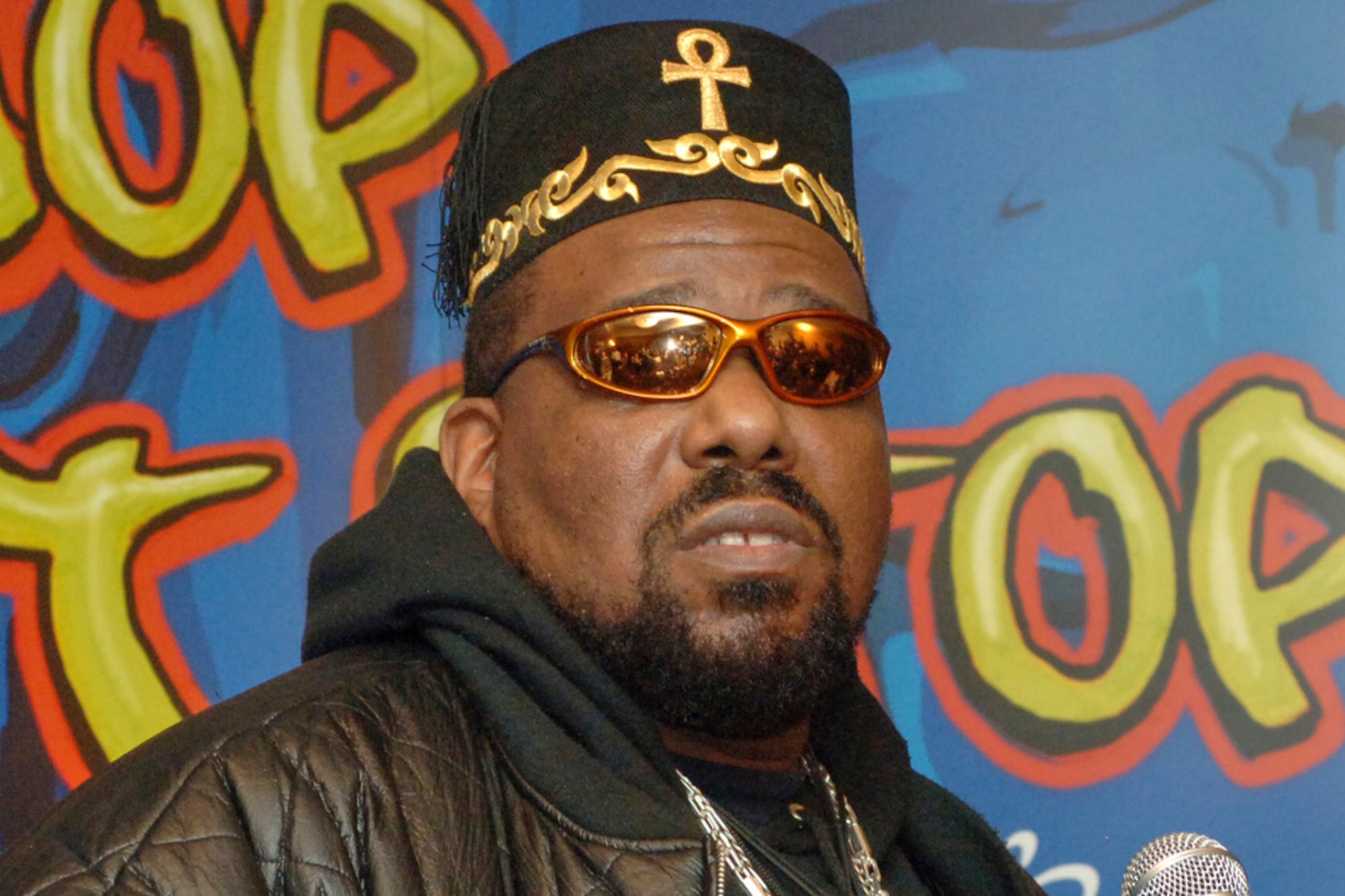 El pionero del DJ de hip hop Afrika Bambaataa habla en una conferencia de prensa en Nueva York el 28 de febrero de 2006.