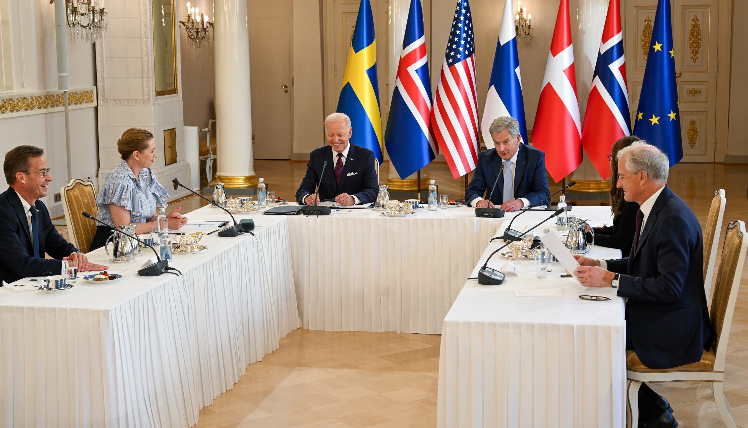 Helsinki (Finlandia), 13/07/2023.- (L-R) el primer ministro de Suecia Ulf Kristersson, el primer ministro de Dinamarca Mette Frederiksen, Presidente de EE.UU. Joe Biden, el presidente de Finlandia Sauli Niinisto, el primer ministro de Islandia Katrin Jakobsdottir (parcialmente ocultado) y Primer ministro Jonas de Noruega Gahr Tienda durante los EE.UU.-Dirigentes nórdicos' Reunión de Cumbre en el Palacio Presidencial en Helsinki, Finlandia, 1/ EFE/EPA/KIMMO BRANDT