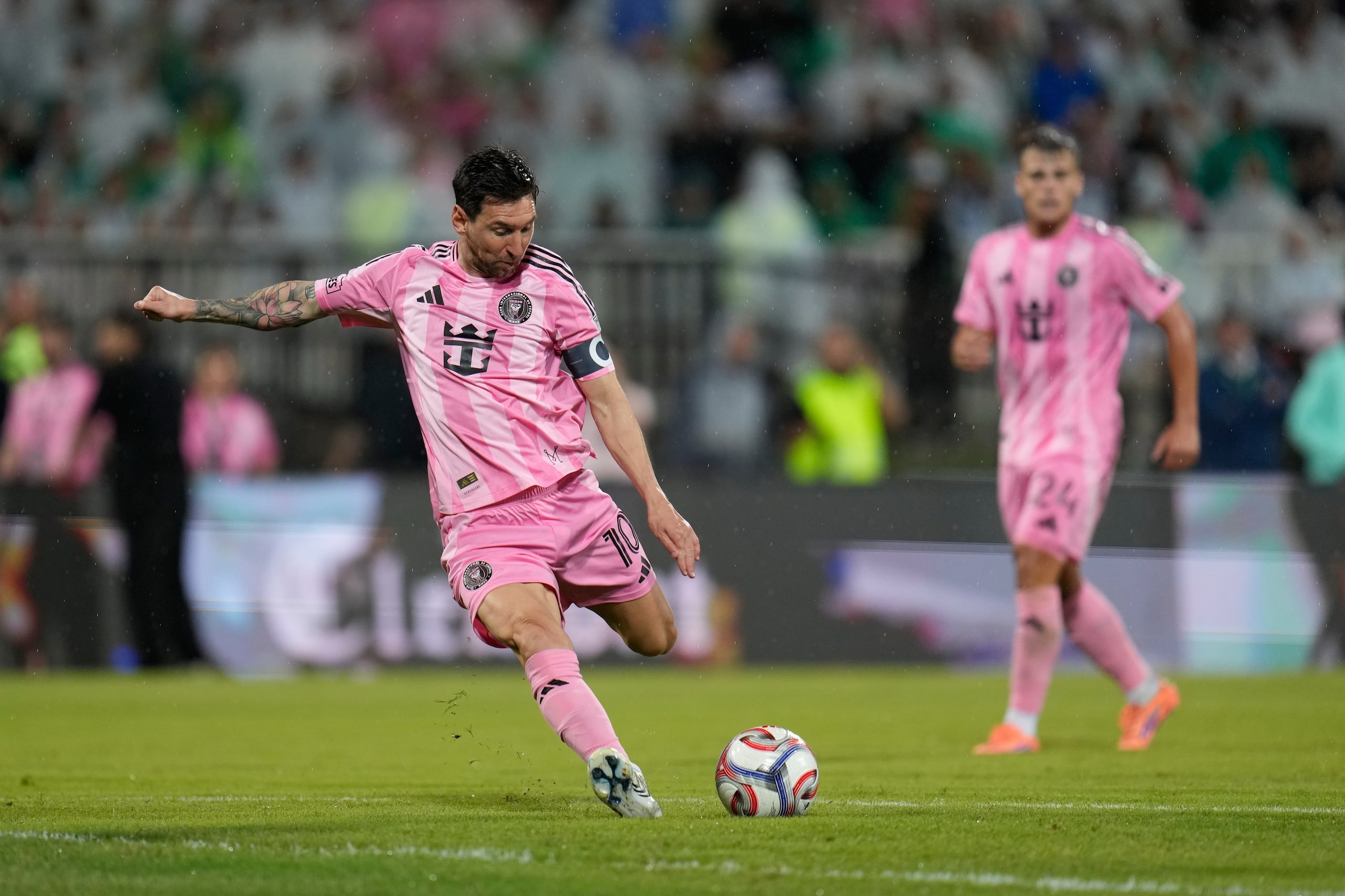 Lionel Messi del Inter Miami patea al balón durante un partido amistoso contra el Atlético Nacional de Colombia, el sábado 31 de enero de 2026, en Medellín. (AP Foto/Fernando Vergara)