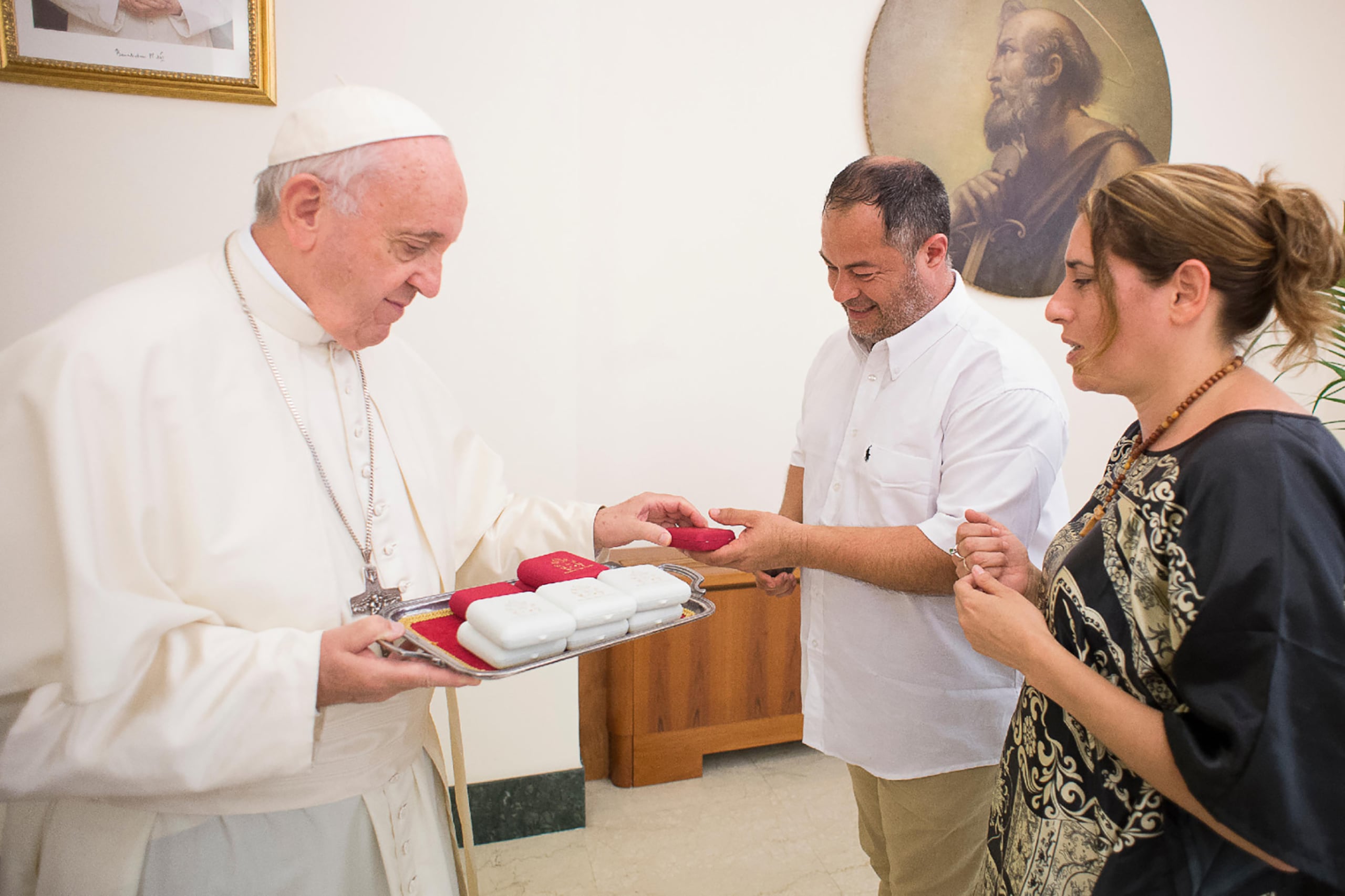 Fotografía sin fecha específica de toma cedida por la Familia Caballero Franco, que muestra a la pareja uruguaya Noelia Franco (d) y Omar Caballero (c), junto al papa Francisco, en la audiencia privada en que el pontífice ofició su matrimonio en el Vaticano. (EFE/Familia Caballero Franco)