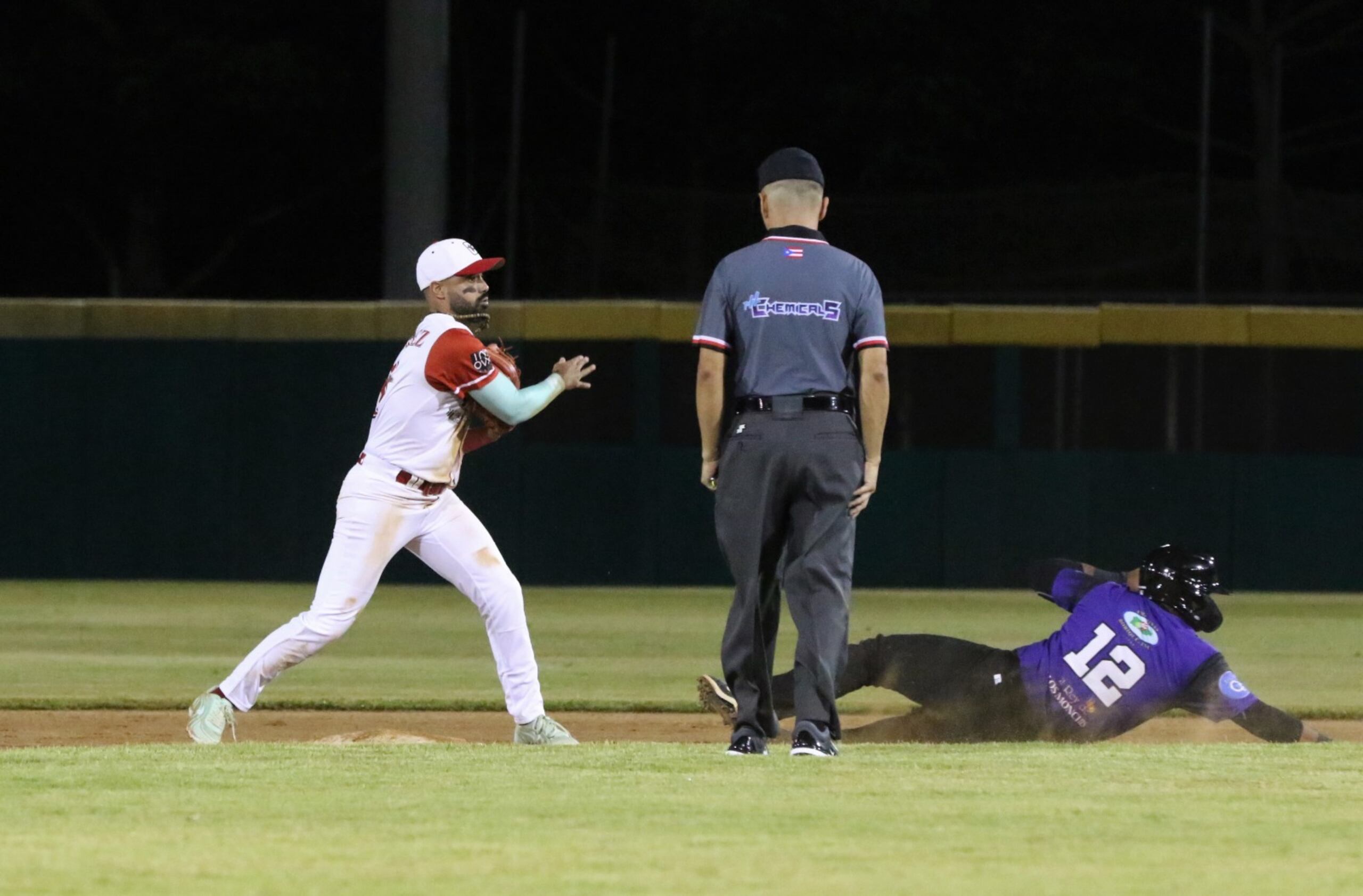 Ricard González lanza a primera base para tratar de completar una doble jugada en el partido contra los Piratas de Cabo Rojo.