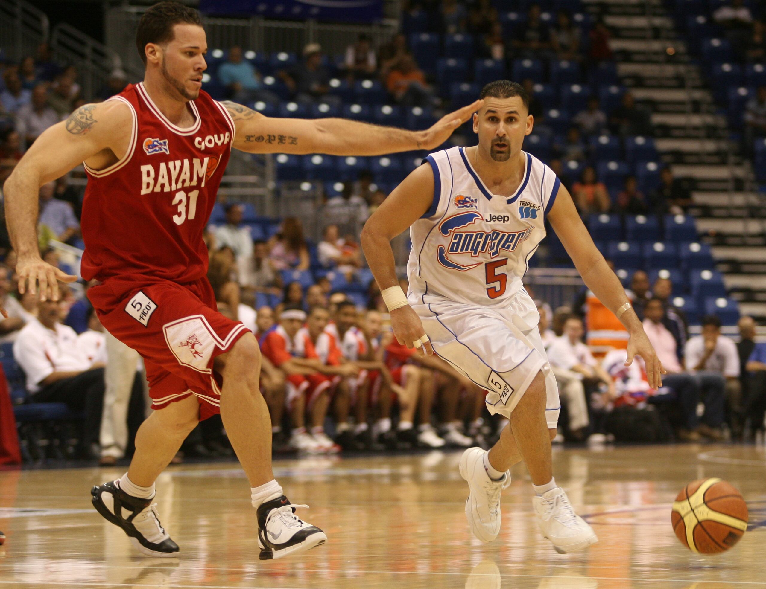 Guayacán Santiago fue jugador de los Cangrejeros de Santurce durante 11 temporadas.