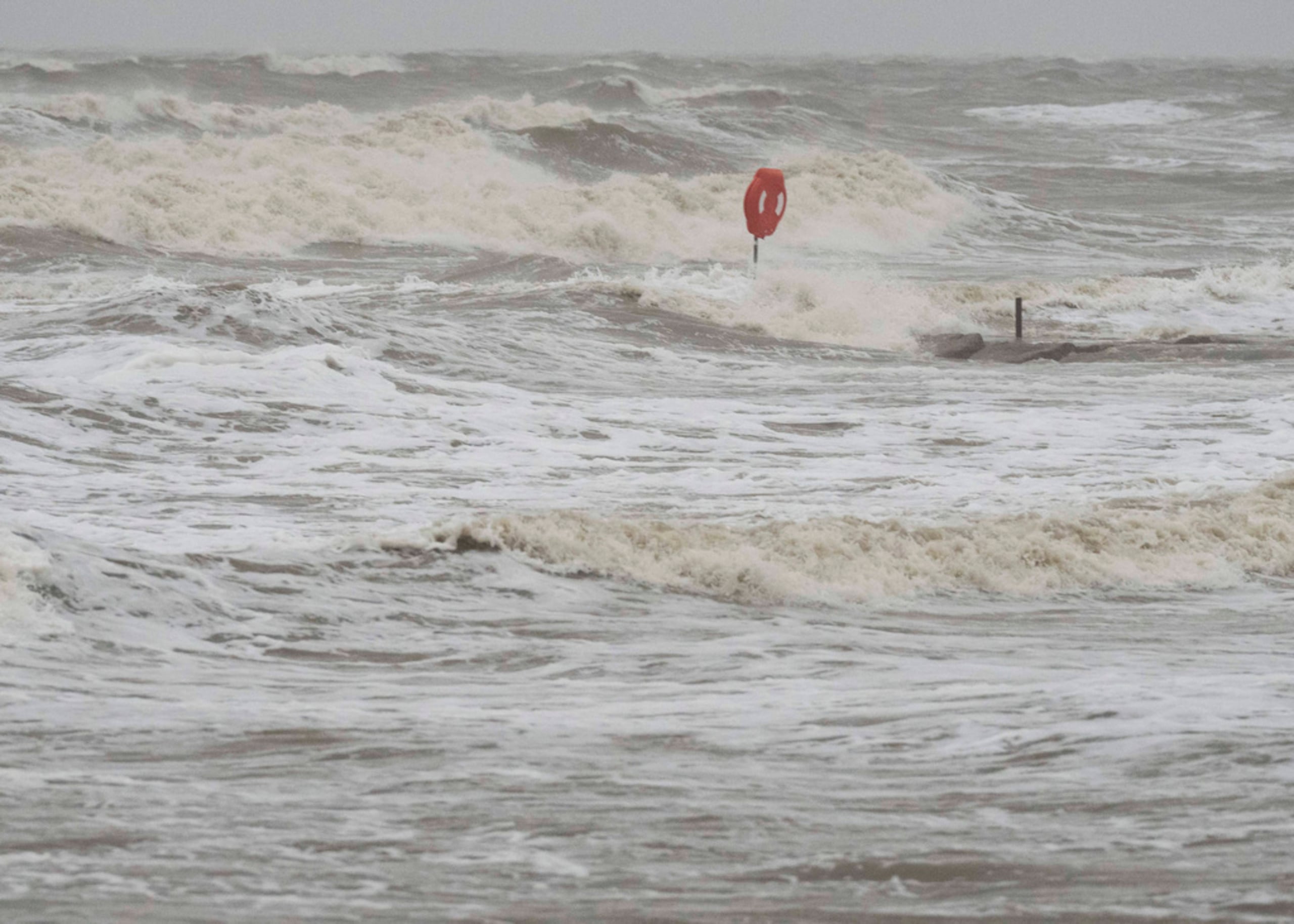 Fuerte oleaje a lo largo de Seawall Boulevard el 19 de junio de 2024 en Galveston, Texas.