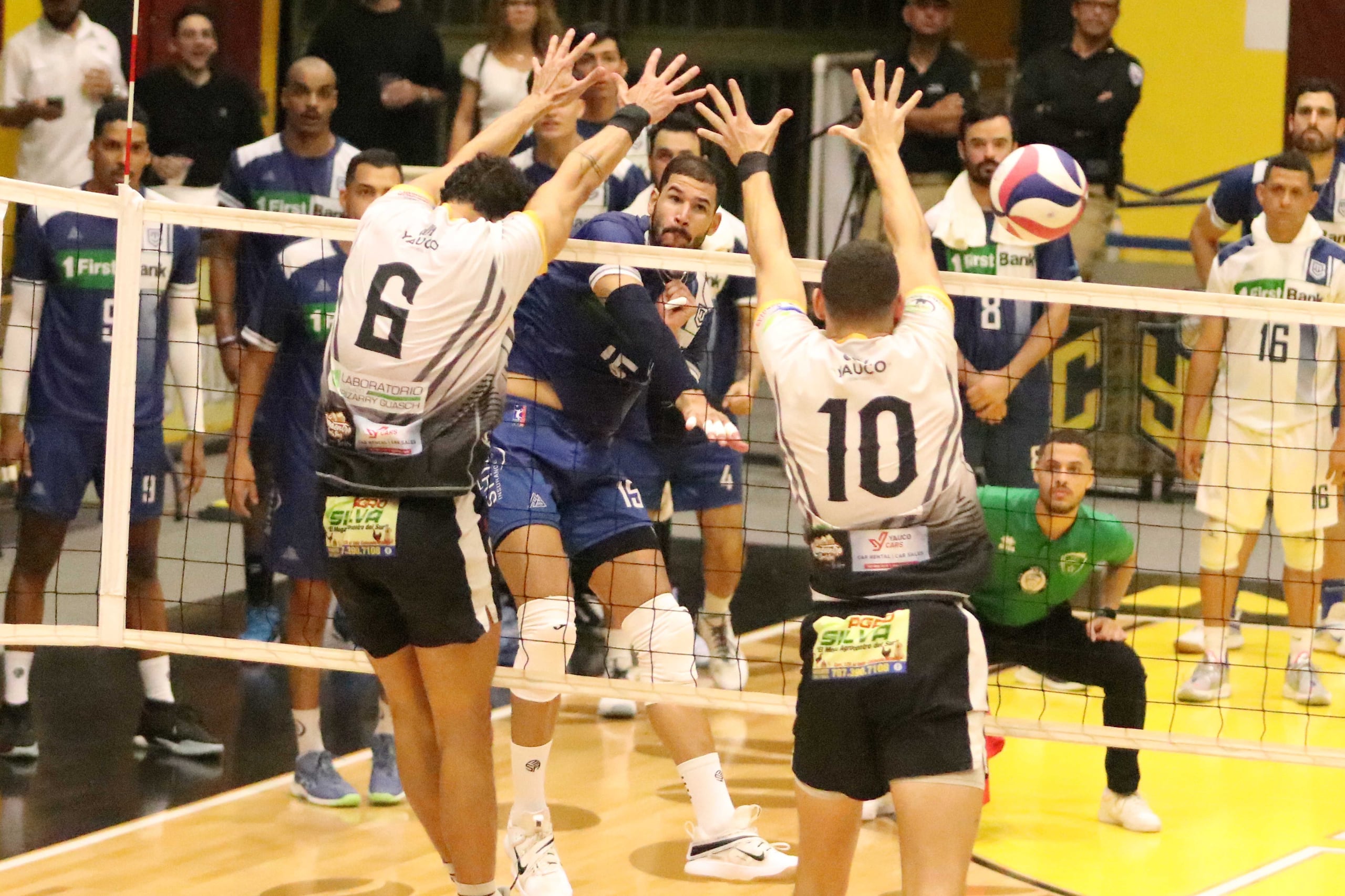 Inovel Romero ataca para uno de sus 17 puntos en el partido.