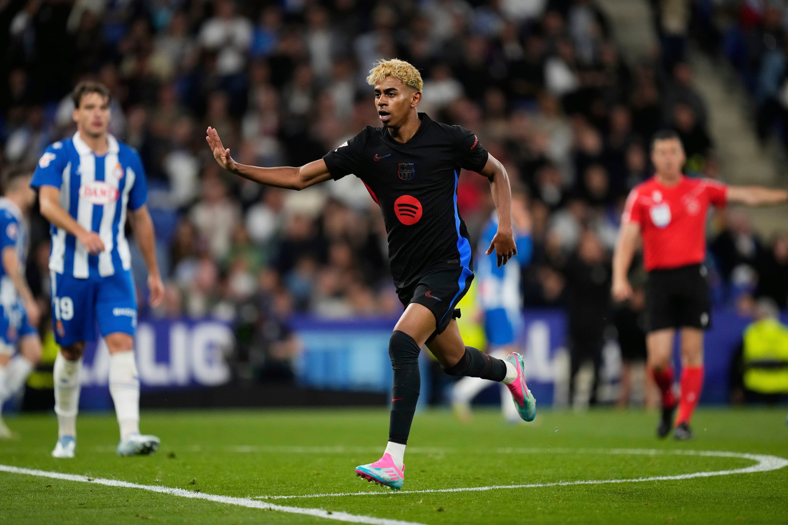 Lamine Yamal tras anotar el primer gol del Barcelona ante el Espanyol en el partido de la Liga española, el jueves 15 de mayo de 2025, en Barcelona. (AP Foto/José Bretón)