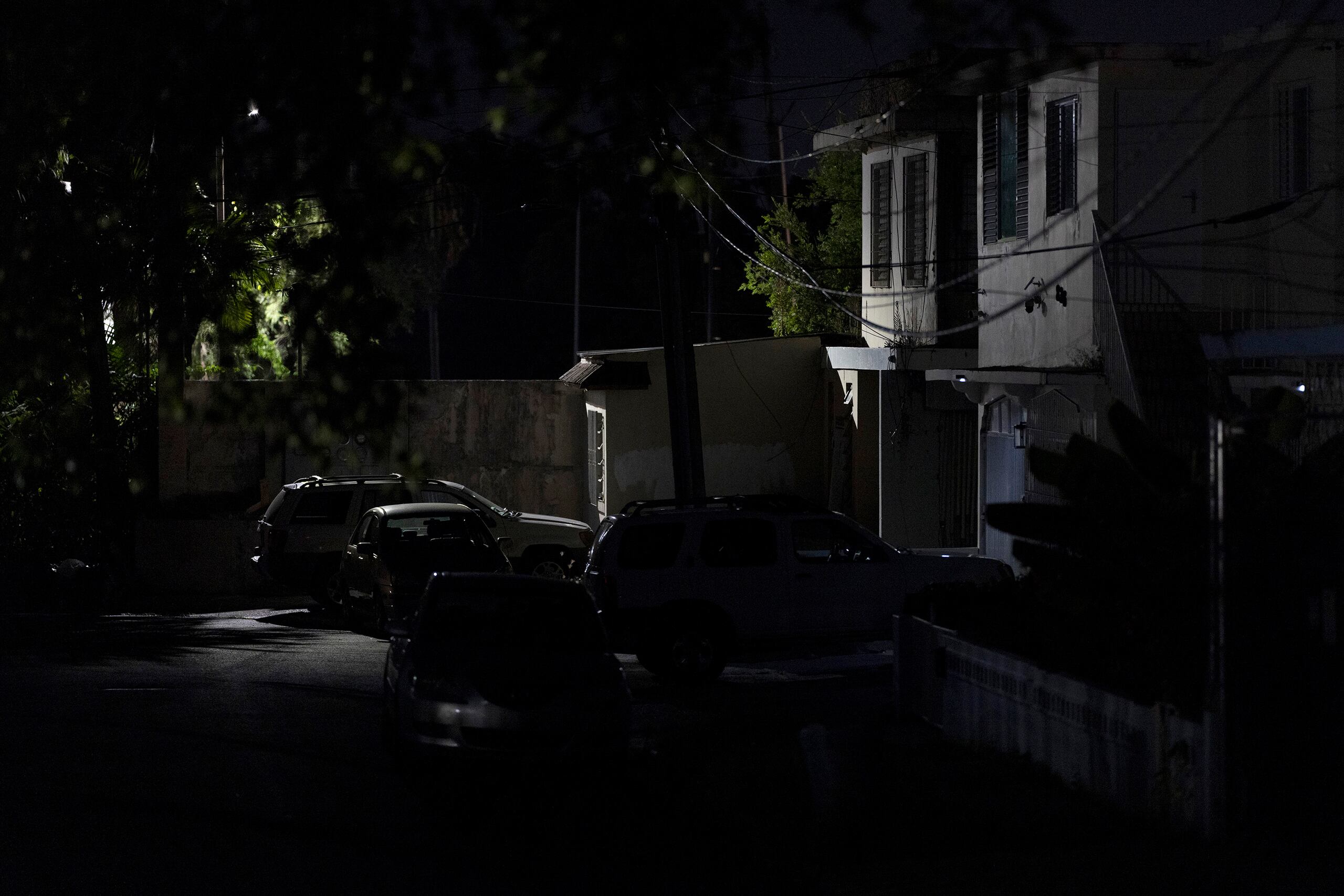 Esta tormenta también puede causar amplias interrupciones del servicio de energía eléctrica, por lo cual las personas deben estar ya preparadas con suministros de emergencia, como linternas, baterías y alimentos no perecederos.