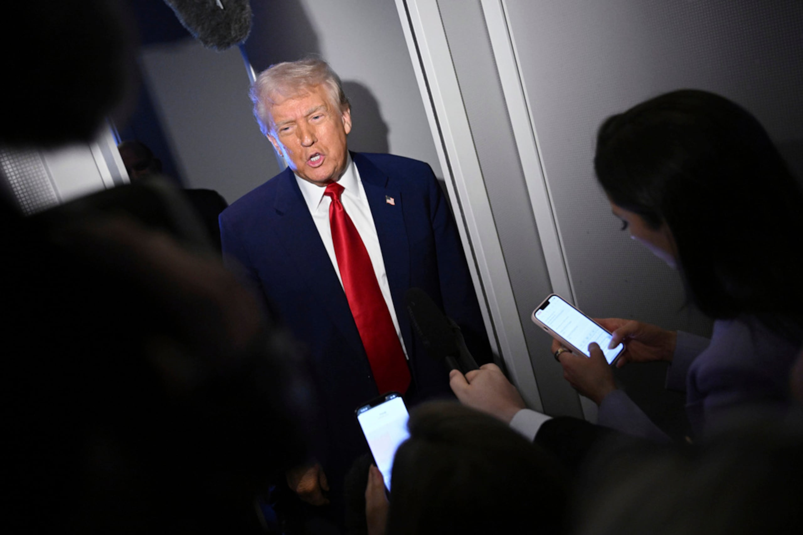 En declaraciones a la prensa a bordo del avión presidencial Air Force One, Donald Trump reconoció que se ha despedido a “algunos” miembros del Consejo de Seguridad Nacional de la Casa Blanca.