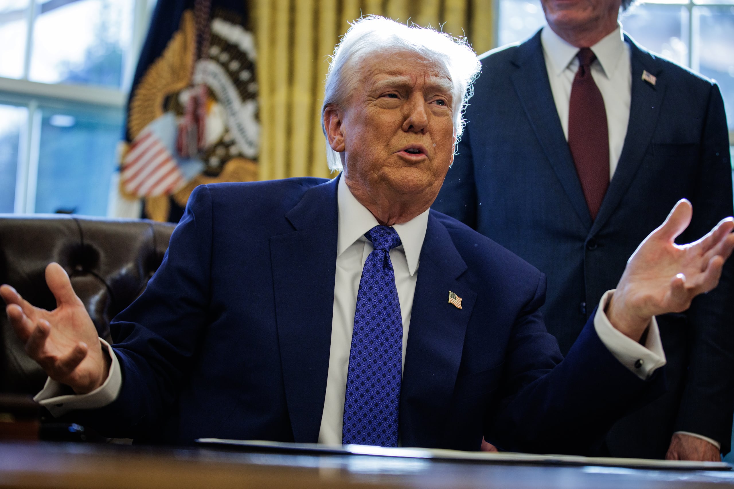 Trump describió al líder ucraniano como "un cómico de éxito moderado" que "convenció a Estados Unidos de gastar 350,000 millones de dólares en una guerra que no se podía ganar".