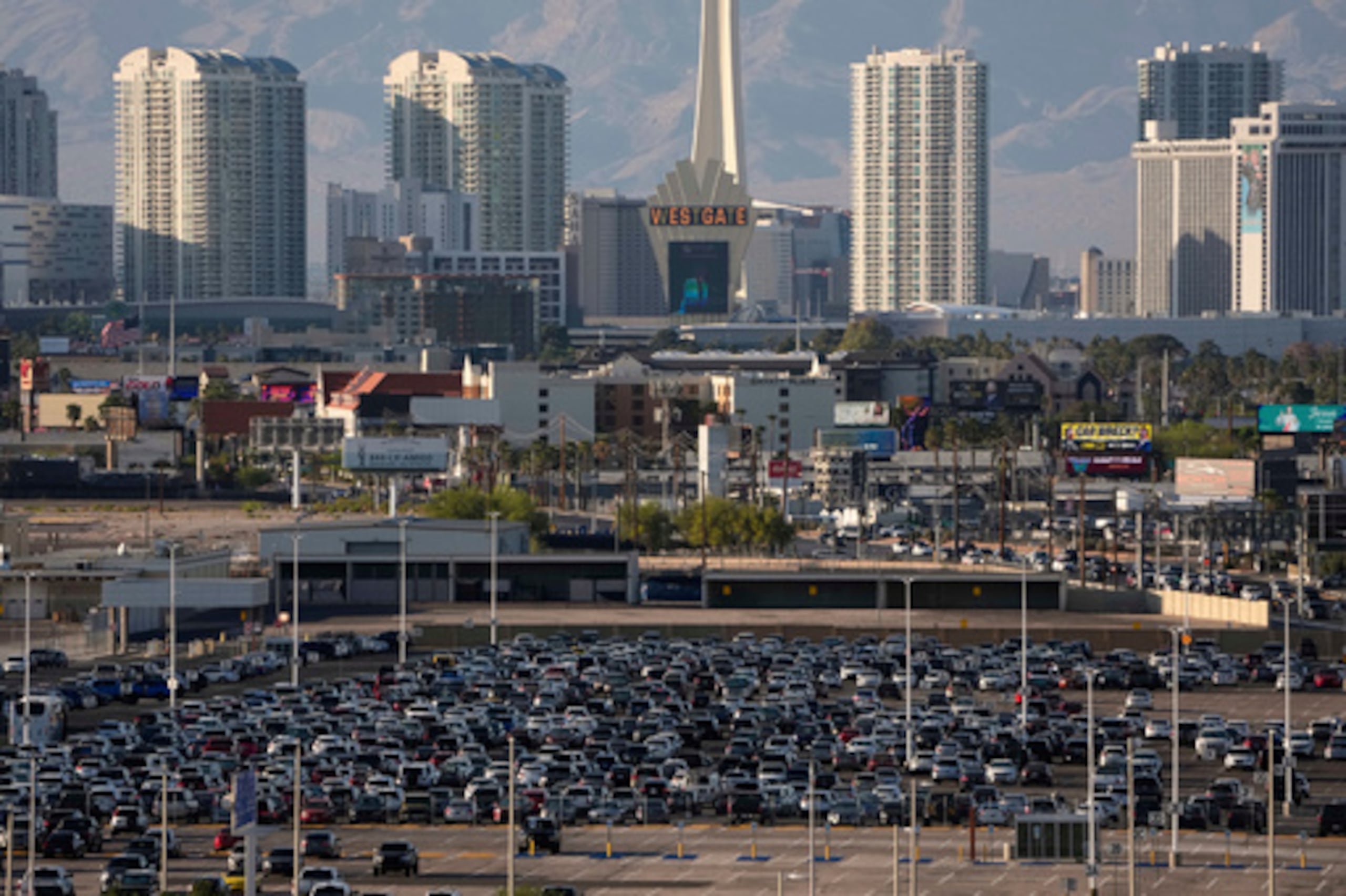 ARCHIVO - Los coches llenan un aparcamiento del Aeropuerto Internacional Harry Reid, cerca del Strip de Las Vegas, el 9 de abril de 2025, en Las Vegas. (Foto AP/John Locher, archivo)