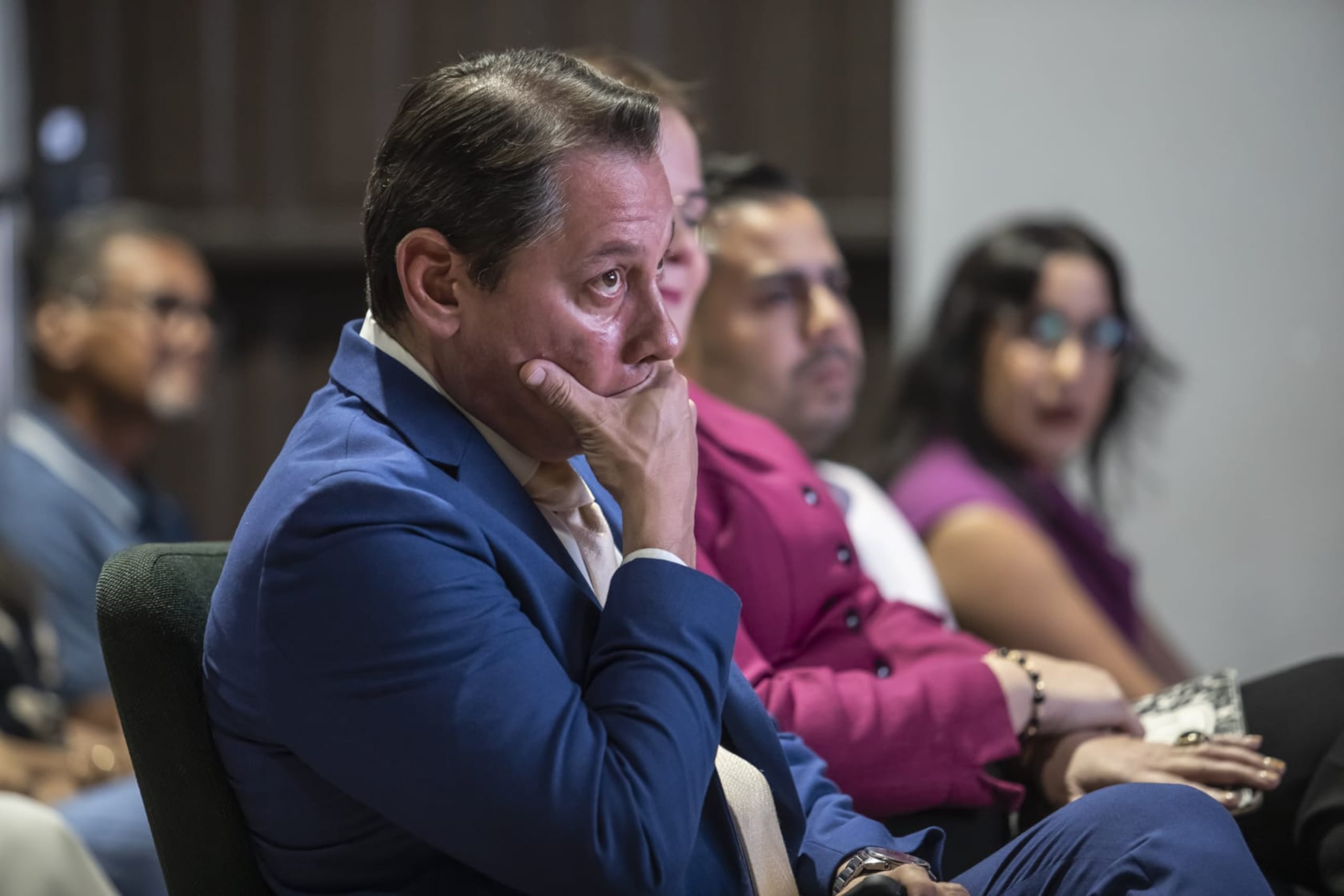 El candidato por el PIP, Juan Dalmau, se conmovió con los testimonios de las personas que estuvieron sin hogar.