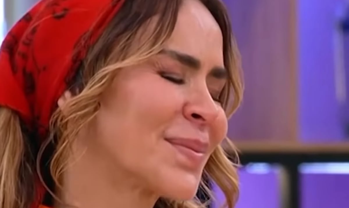 Aylín Mujica rompe en llanto al despedirse de Top Chef VIP tras la muerte de su hijo
