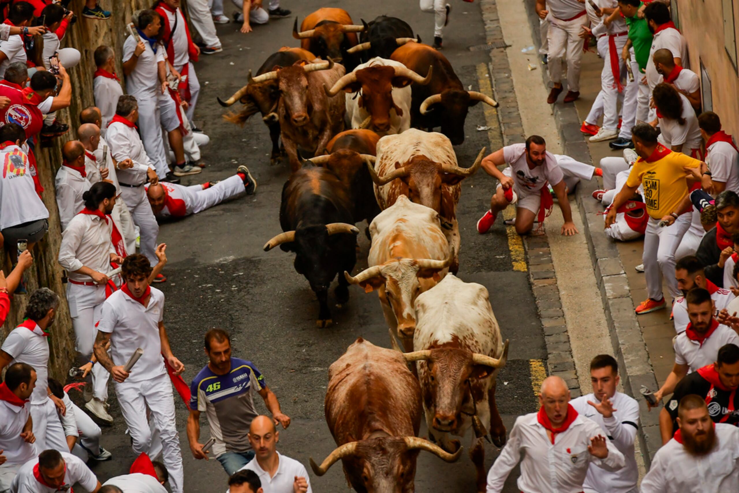 Primer encierro de las Fiestas de San Fermín en la ciudad de Pamplona este viernes.