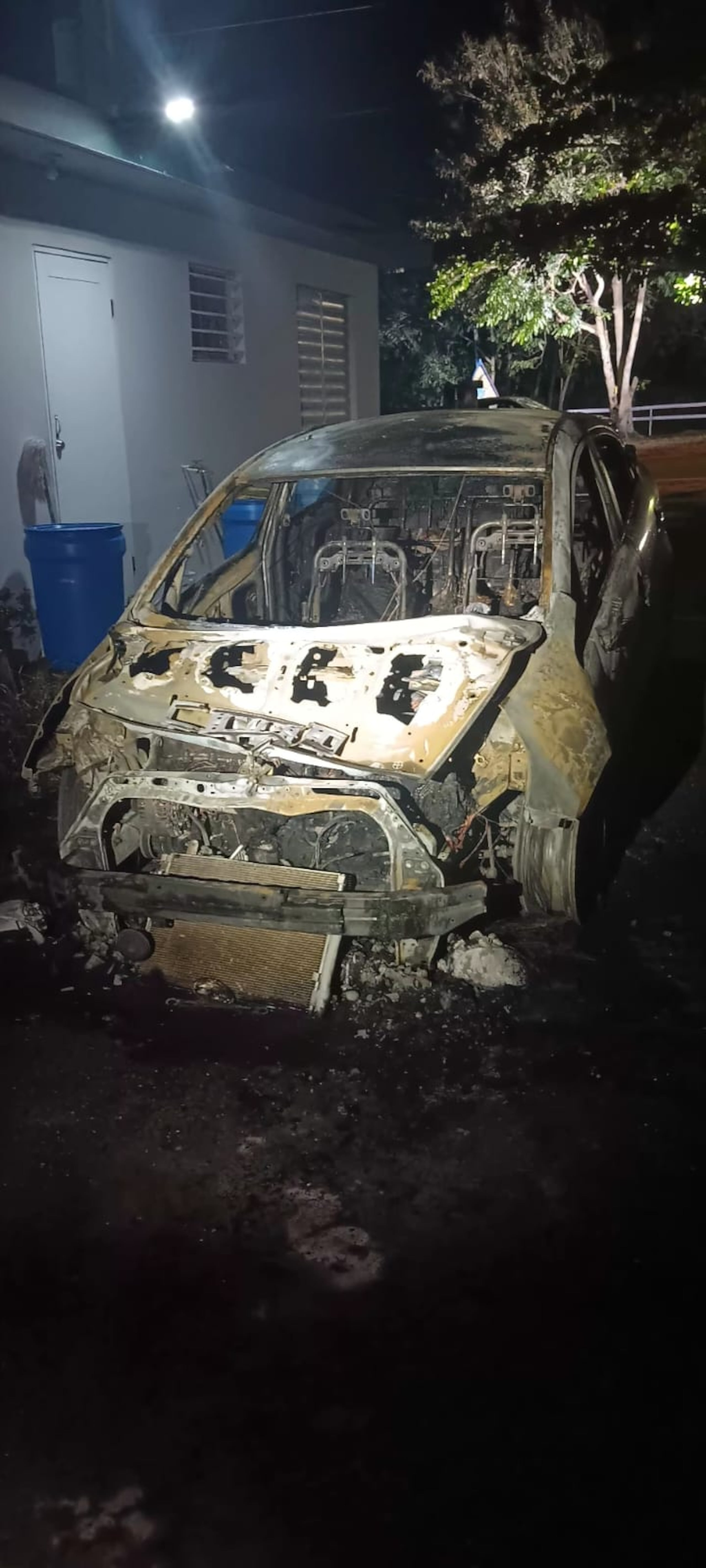 Vehículo incendiado en el sector Punta Palma, en Barceloneta.