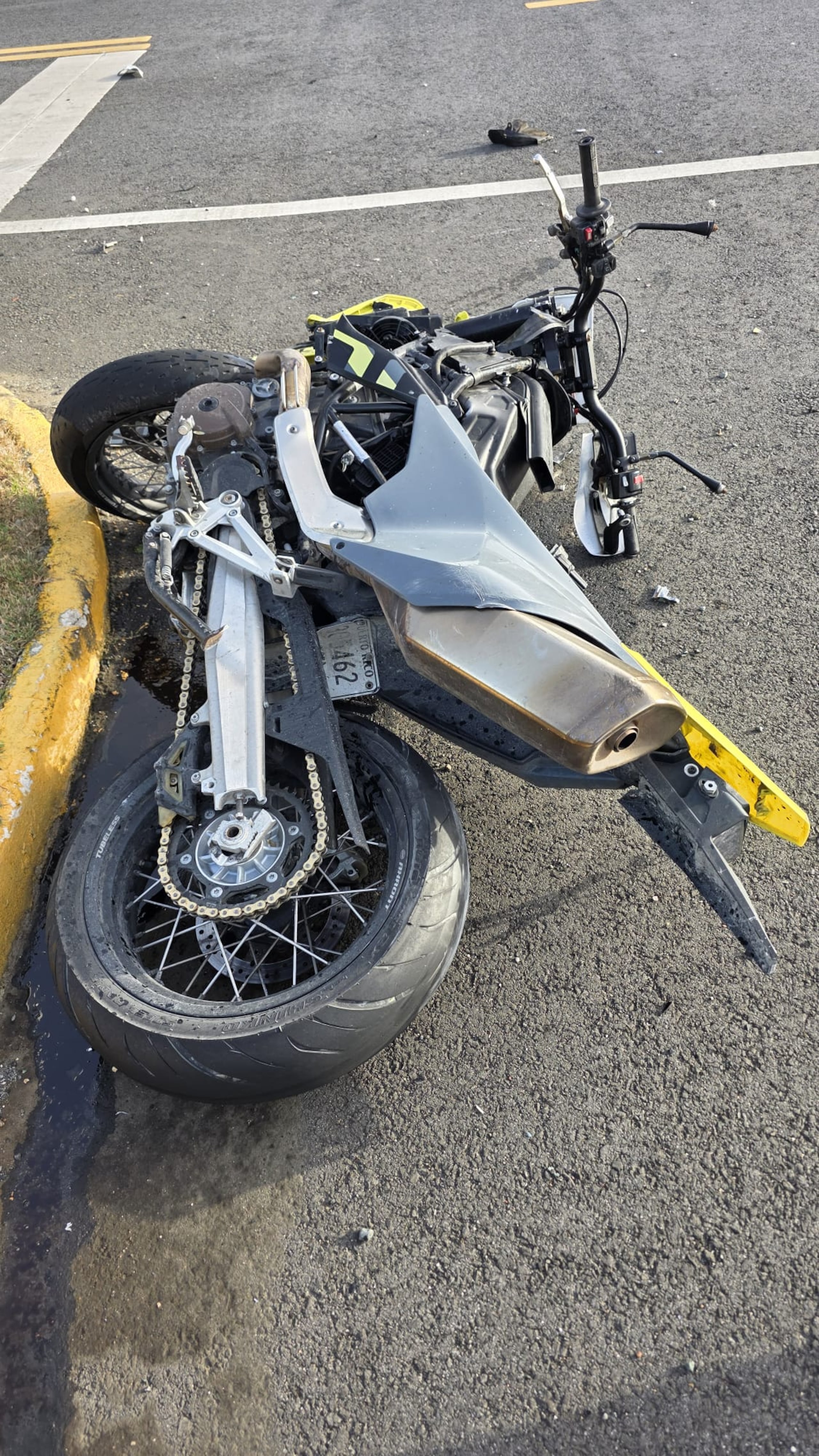 Un motociclista murió tras chocar con esta guagua en el kilómetro 6.7 de la carretera PR-165 en Toa Baja.