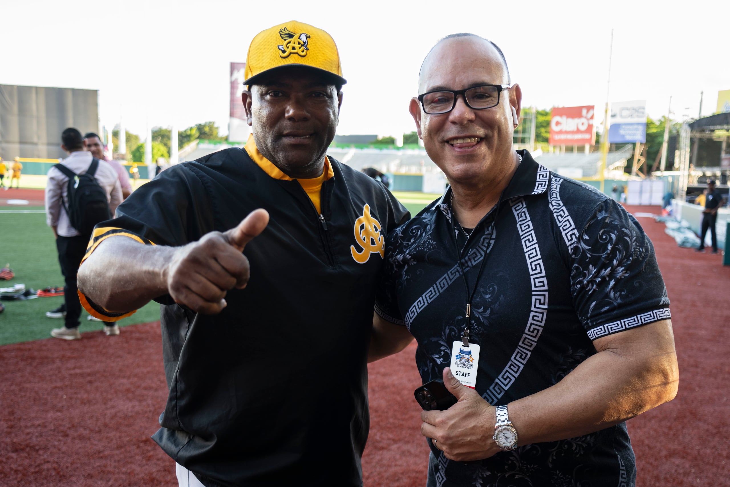 El extoletero dominicano Miguel Tejada (junto al boricua Carlos Baerga en la foto) se encuentra en la Isla como parte del equipo técnico de las Águilas Cibaeñas, que enfrentan a los Tigres del Licey en el Hiram Bithorn.