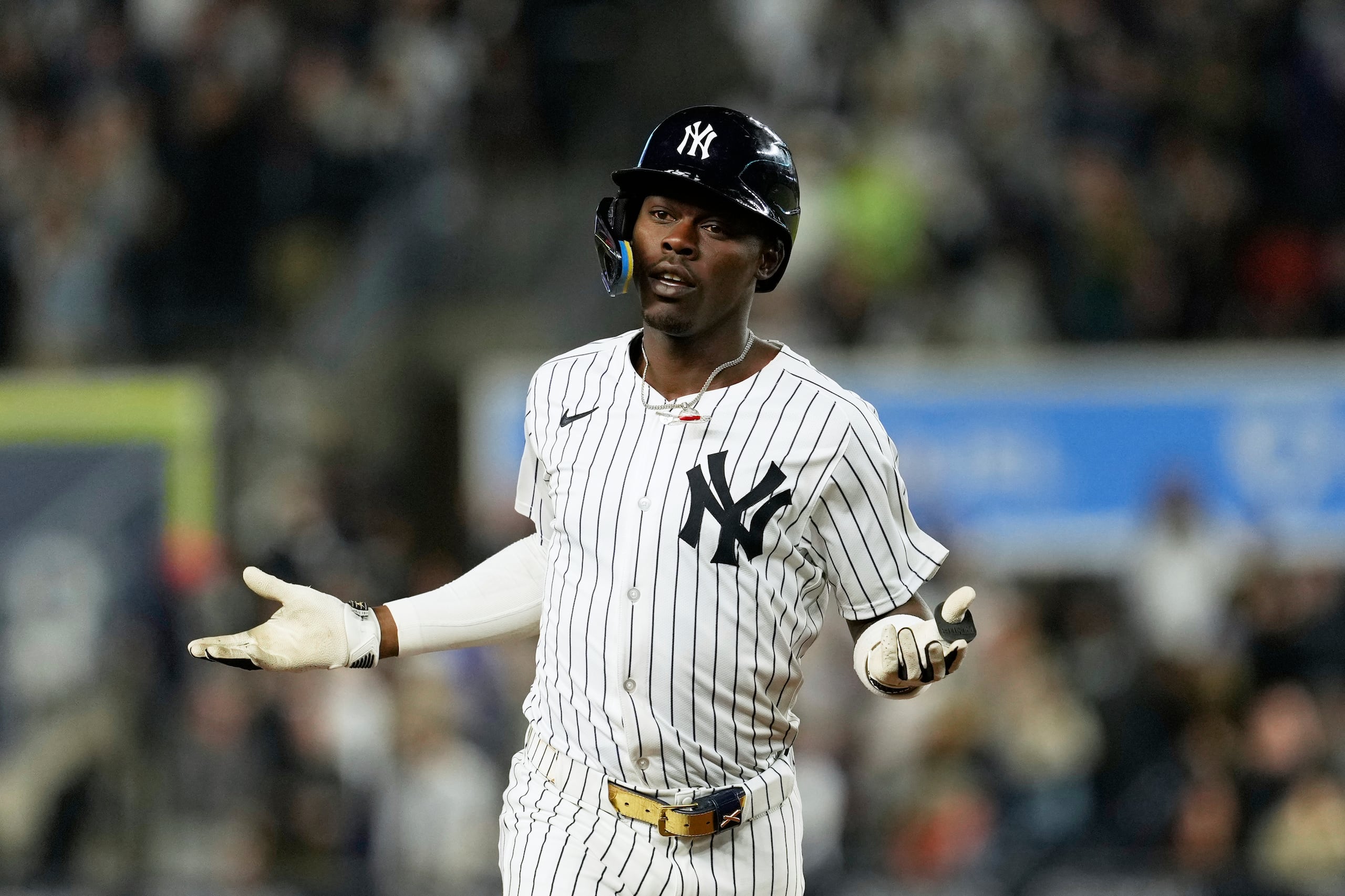 Jazz Chisholm Jr., de los Yankees de Nueva York, reacciona después de batear un cuadrangular solitario durante la cuarta entrada del juego de béisbol de Grandes Ligas ante los Reales de Kansas City el lunes 14 de abril de 2025, en Nueva York. (AP Foto/Seth Wenig)
