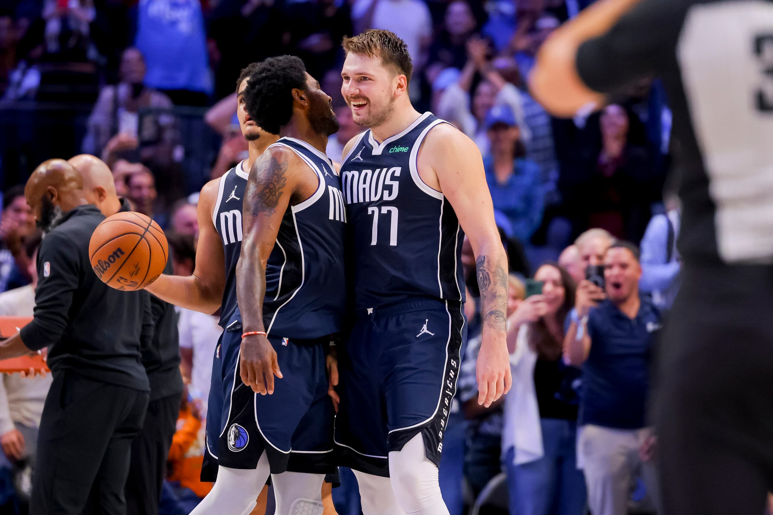Luka Doncic (77) y Kyrie Irving (11) de los Mavericks de Dallas celebran durante la segunda mitad de un juego frente a los Nets de Brooklyn.