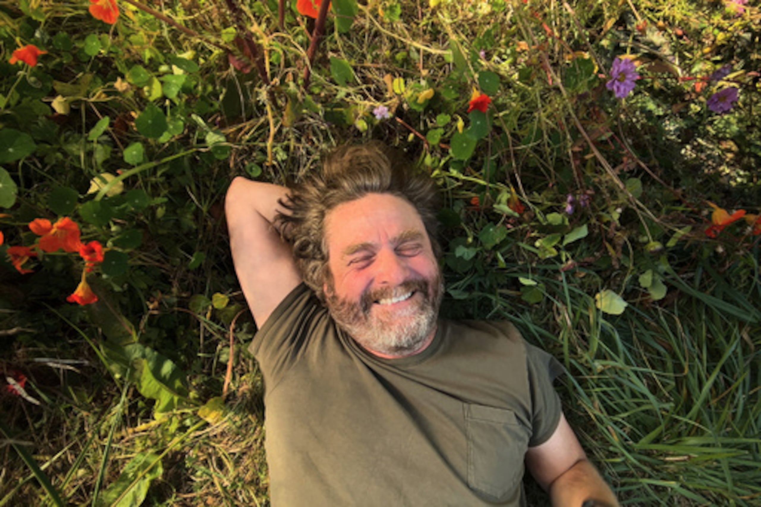 Esta imagen difundida por Netflix muestra a Zach Galifianakis de su serie de jardinería "This Is a Gardening Show". (Netflix vía AP)