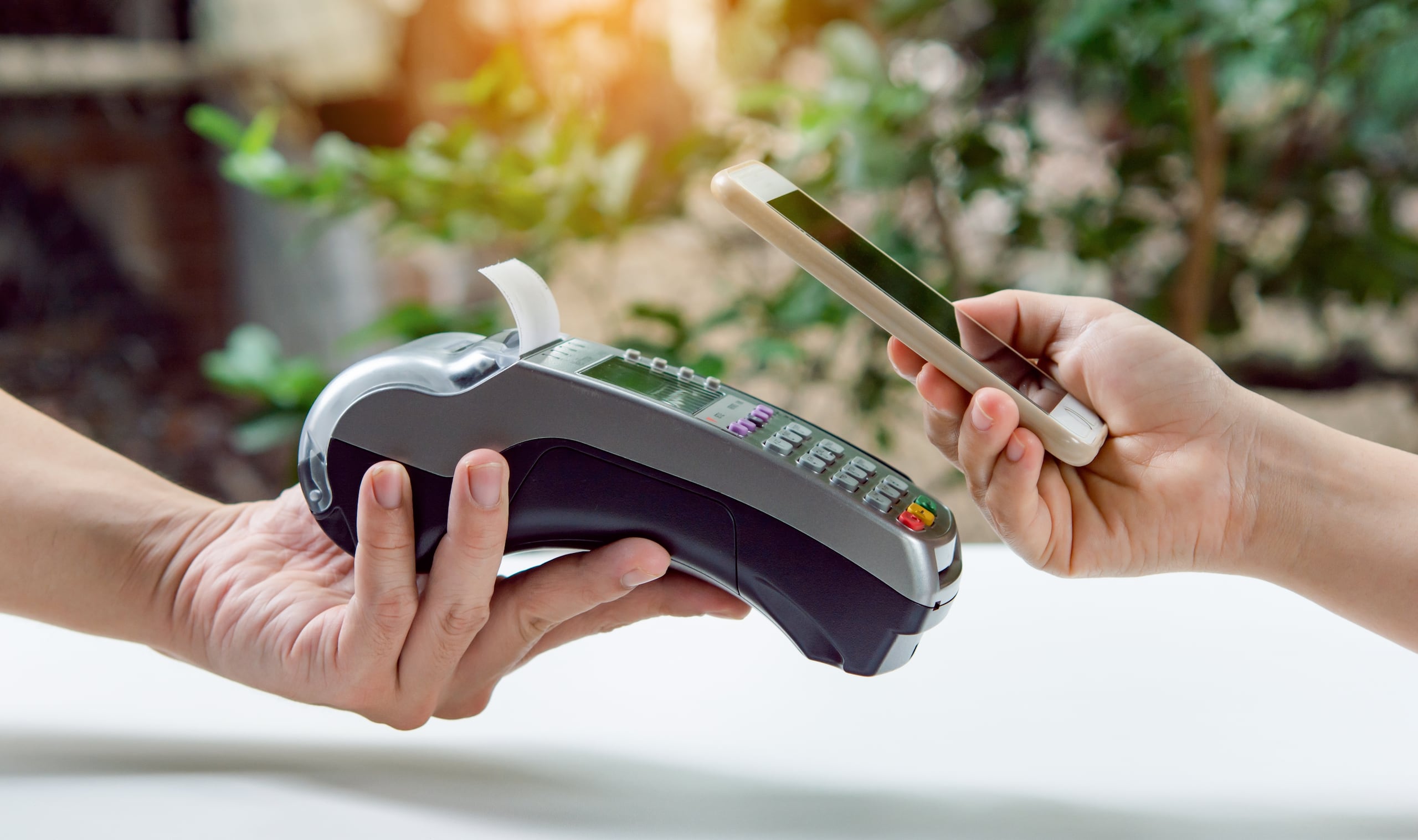 El proyecto propone prohibir que instituciones financieras, procesadores de pago y redes de tarjetas apliquen las llamadas swipe fees sobre la porción del IVU.