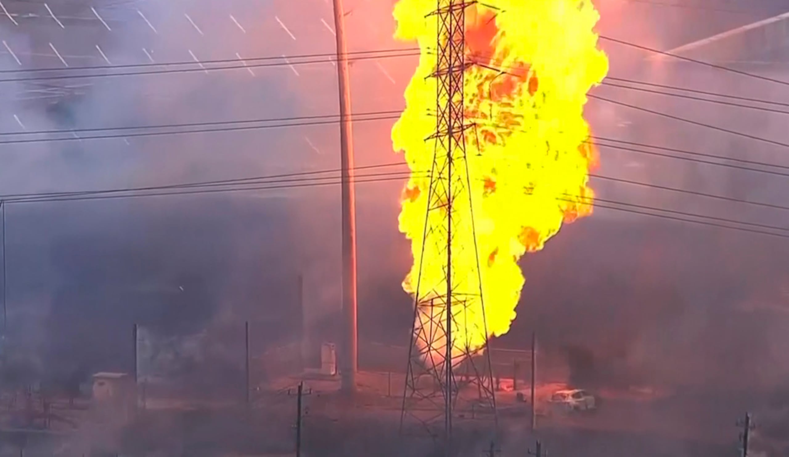 Un vehículo incendiado cerca del incendio en un oleoducto en La Porte, Texas, el 16 de septiembre de 2024.