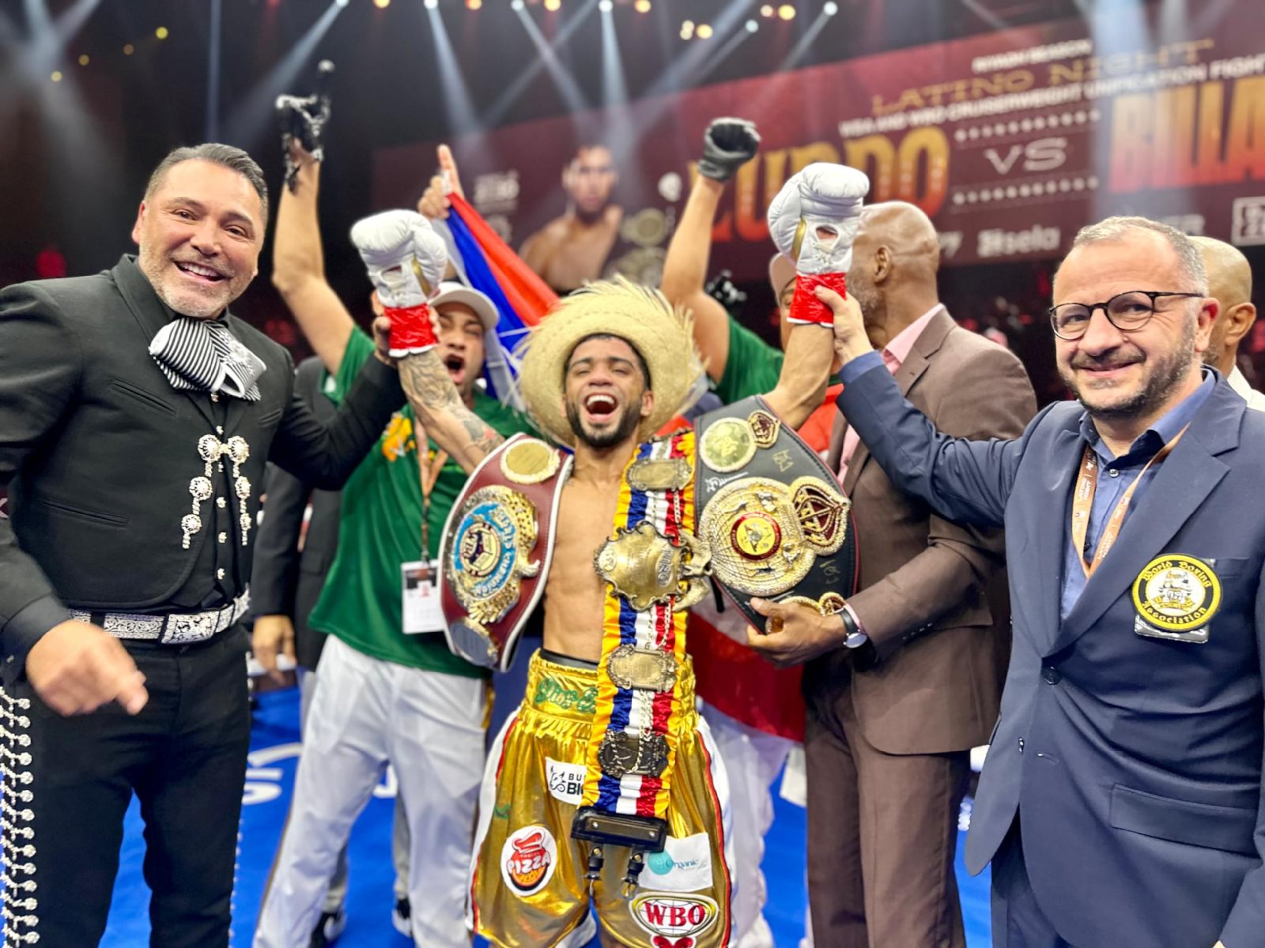 Oscar Collazo, levanta los brazos en señal de triunfo, tras su combate el pasado sábado.