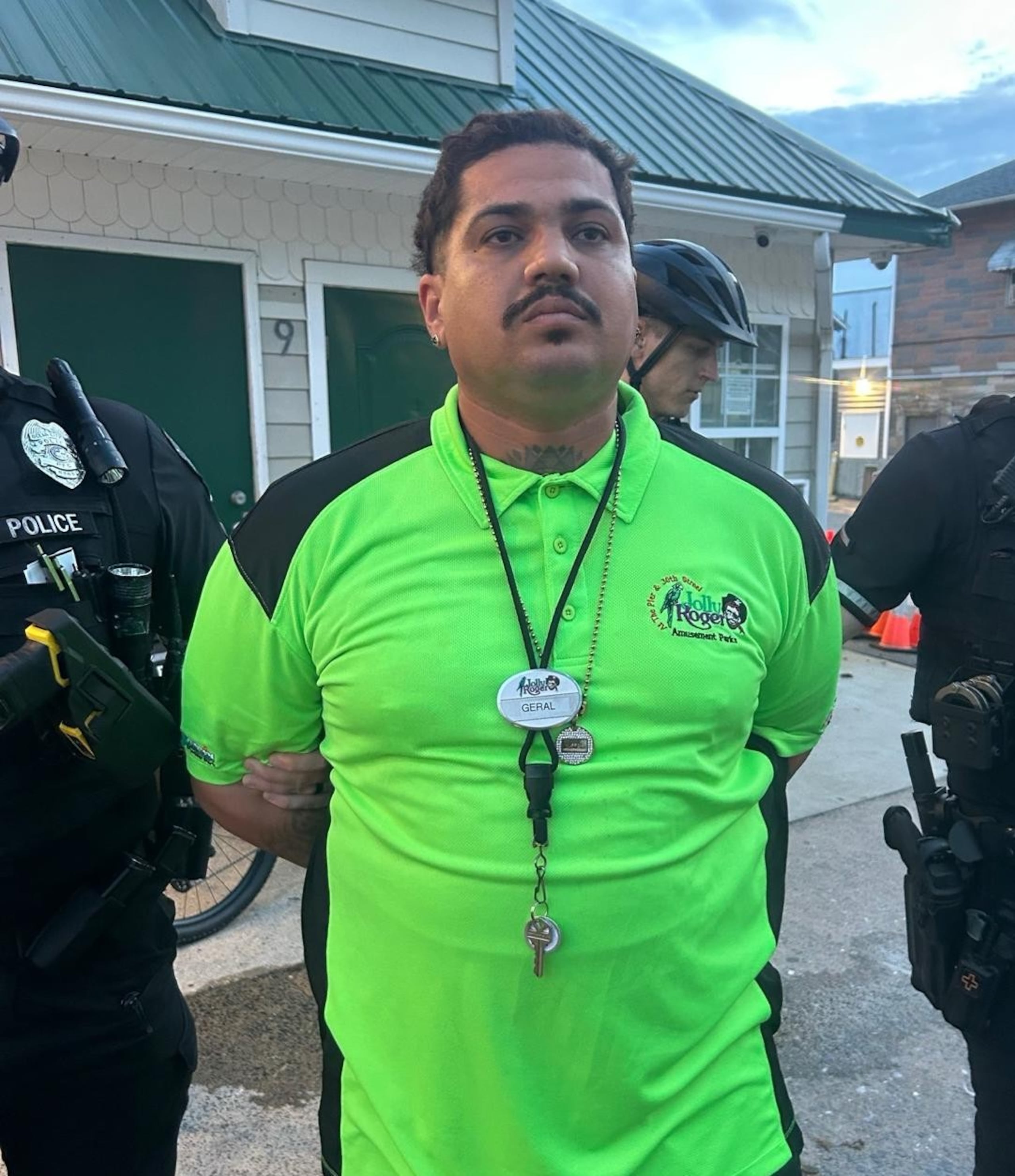 Adam Miranda Rivera fue arrestado en Ocean City mientras vestía el uniforme del parque de diversiones Jolly Roger Amusement Park y portaba una identificación con el nombre de “Geral”.