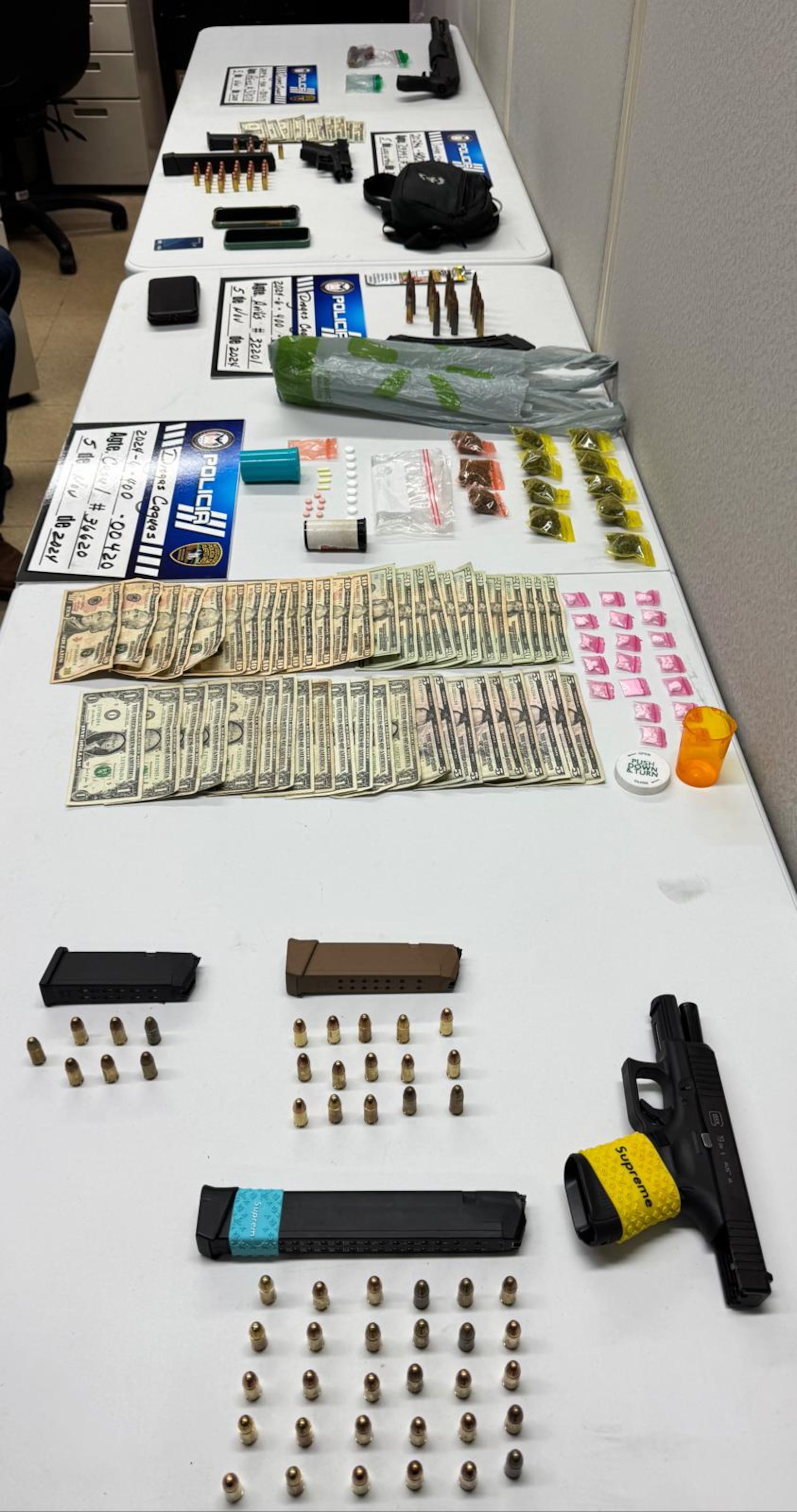 La División Drogas y Narcóticos de Caguas durante un plan de vigilancia y arresto en Juncos ocuparon sustancias controladas y armas ilegales y arrestaron a tres adultos y dos menores, como parte de las inciativas del Plan 100 x 35.