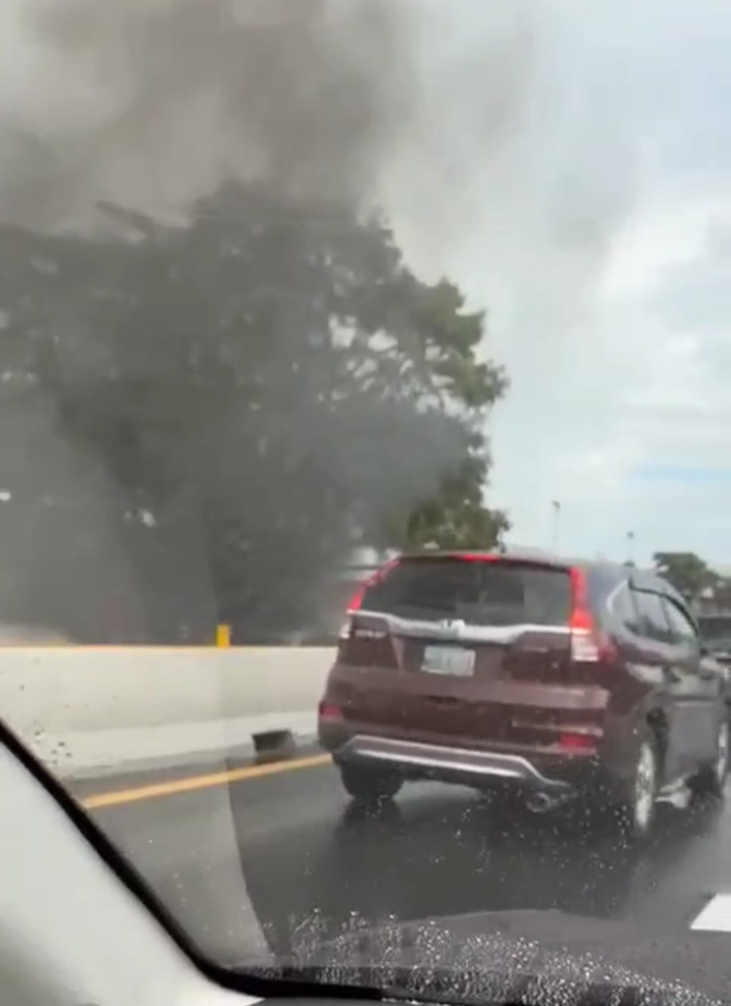 No se descarta el cierre de un carril mientras se remueve el vehículo afectado.