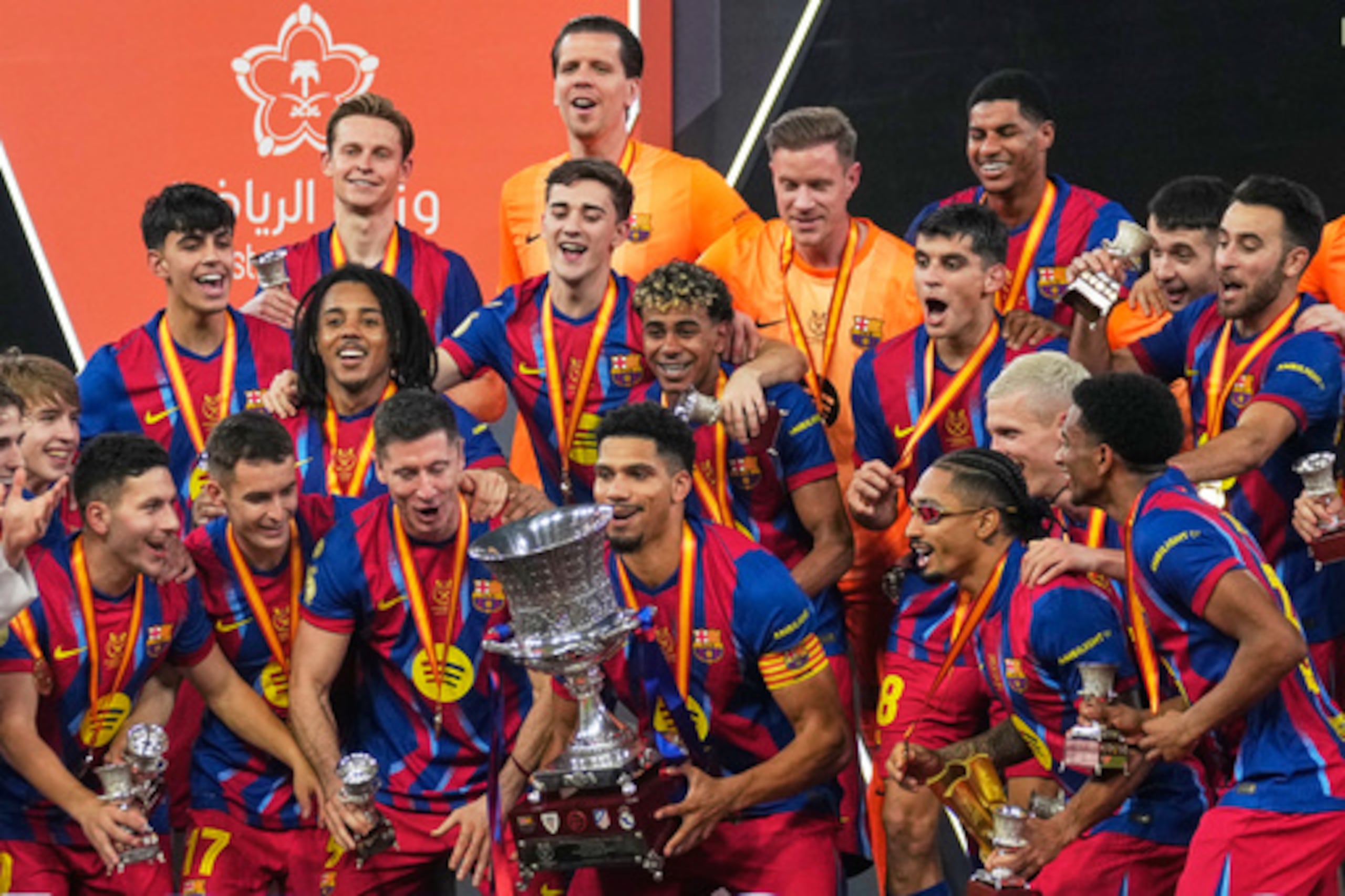 Los jugadores del Barcelona celebran tras ganar la final de la Supercopa de España de fútbol contra el Real Madrid en el estadio King Abdullah Sports City en Jeddah, Arabia Saudí, el domingo 11 de enero de 2026. (AP Photo/Altaf Qadri)