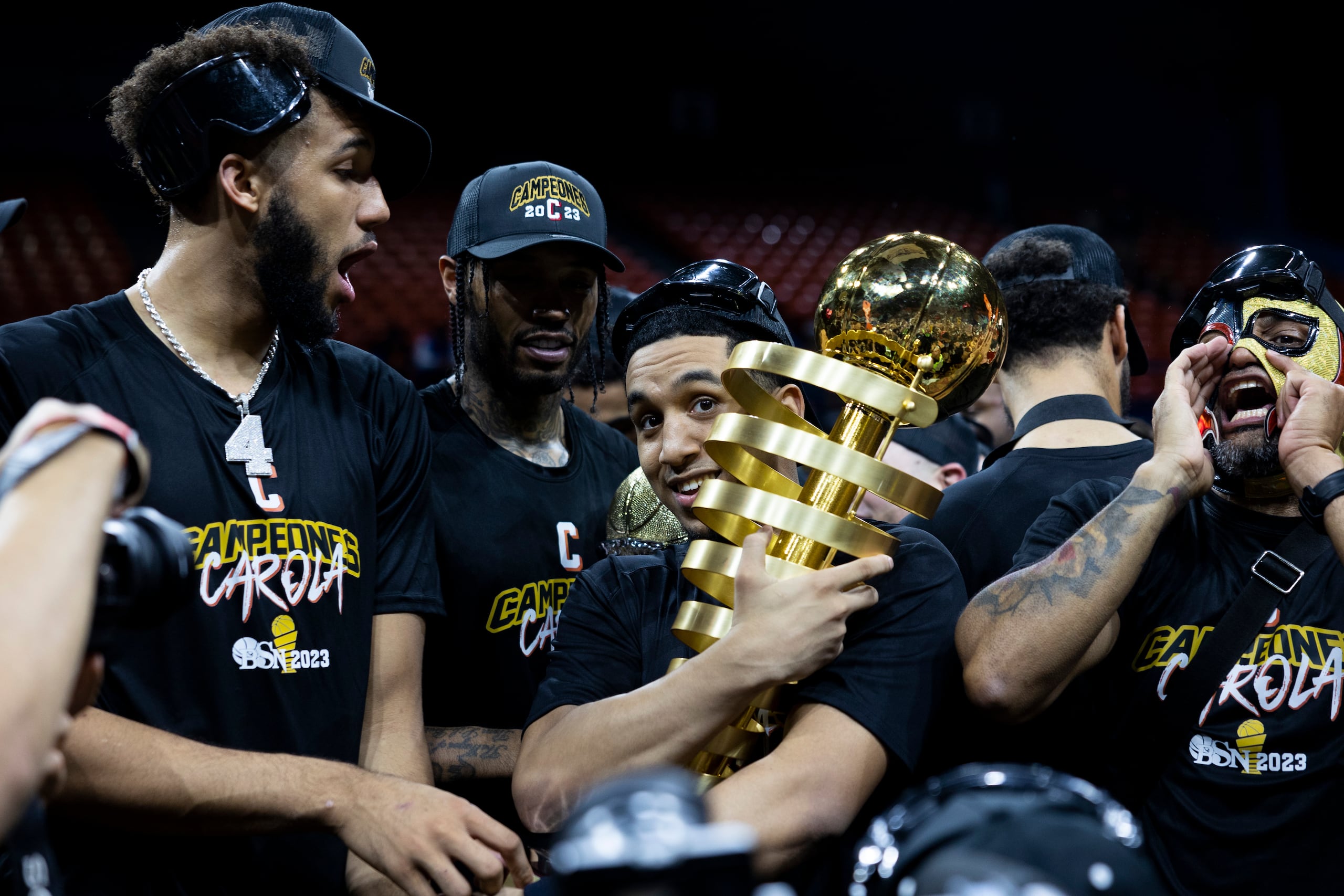 Tremont Waters, armador de los Gigantes de Carolina, sostiene el campeonato del Baloncesto Superior Nacional en 2023. Waters está fuera por una lesión del tendón de Aquiles.