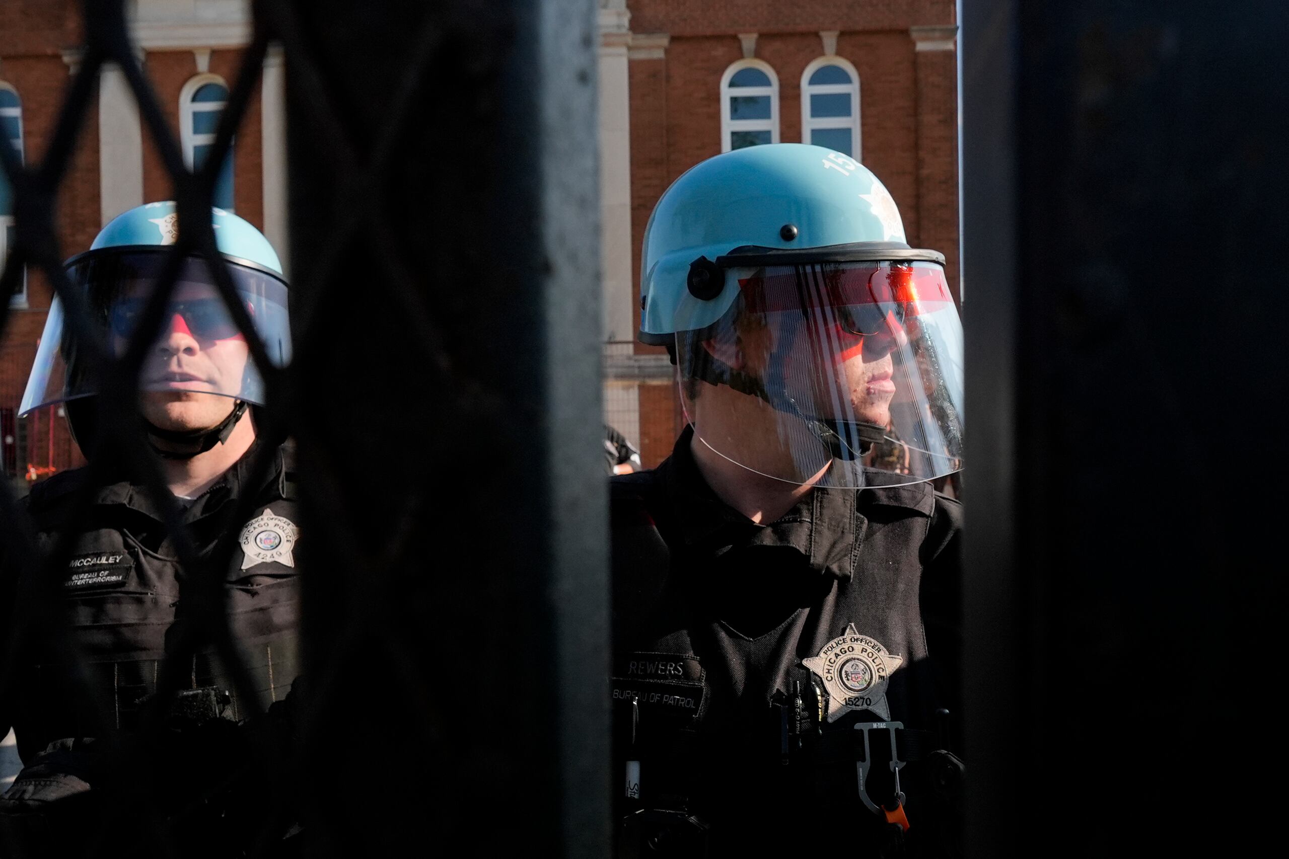 Policías resguardan el área donde los manifestantes derribaron una cerca que rodeaba el United Center en la Convención Nacional Demócrata  (AP Foto/Frank Franklin II)