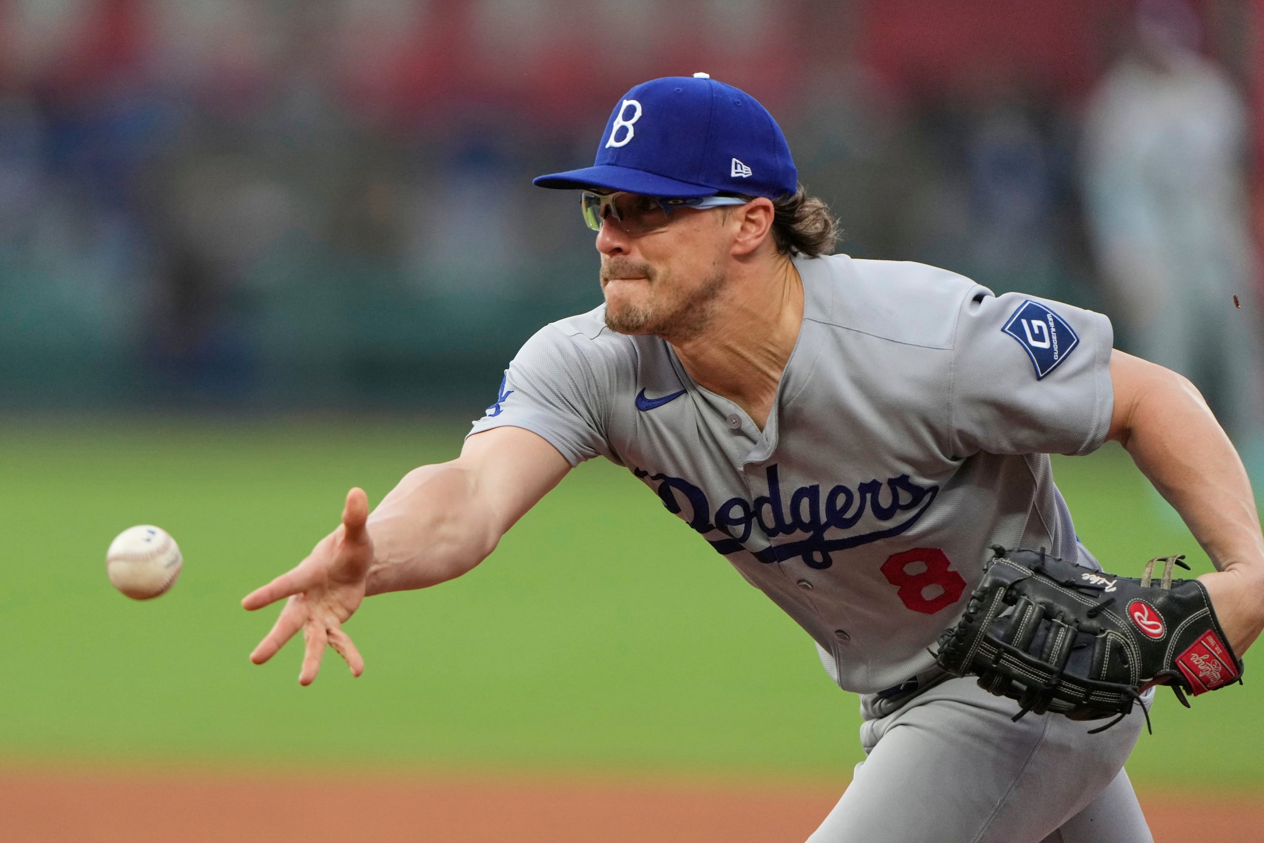 El boricua Kike Hernández, de los Dodgers de Los Ángeles, lanza la pelota a la inicial durante el juego del 29 de junio de 2025, ante los Royals de Kansas City.