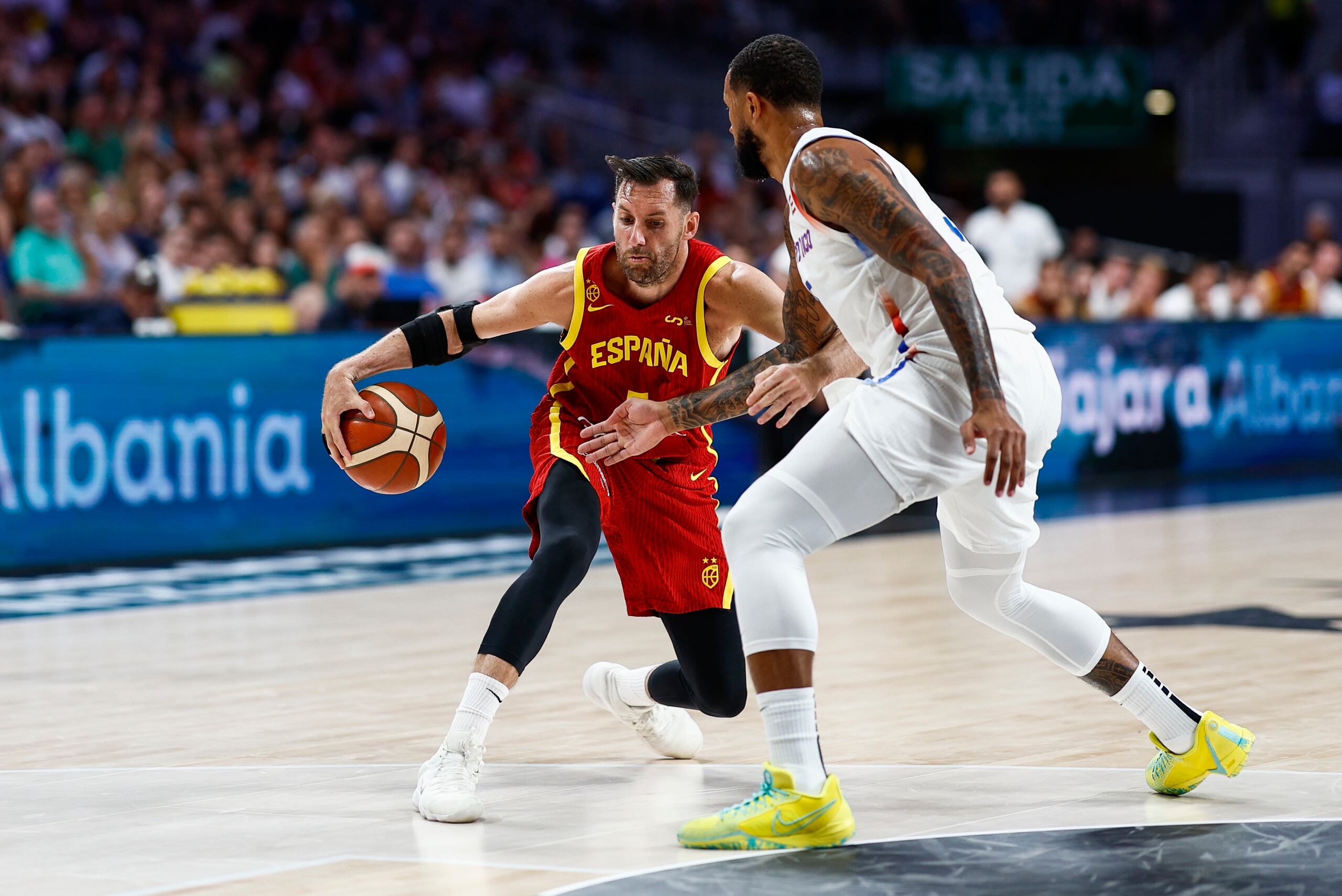 El alero de la selección española Rudy Fernández (i) con el balón ante el jugador de la selección de Puerto Rico, durante el partido amistoso entre ambos equipos previo a los Juegos Olímpicos París 2024, este lunes en el Wizink Center en Madrid. EFE/Rodrigo Jiménez