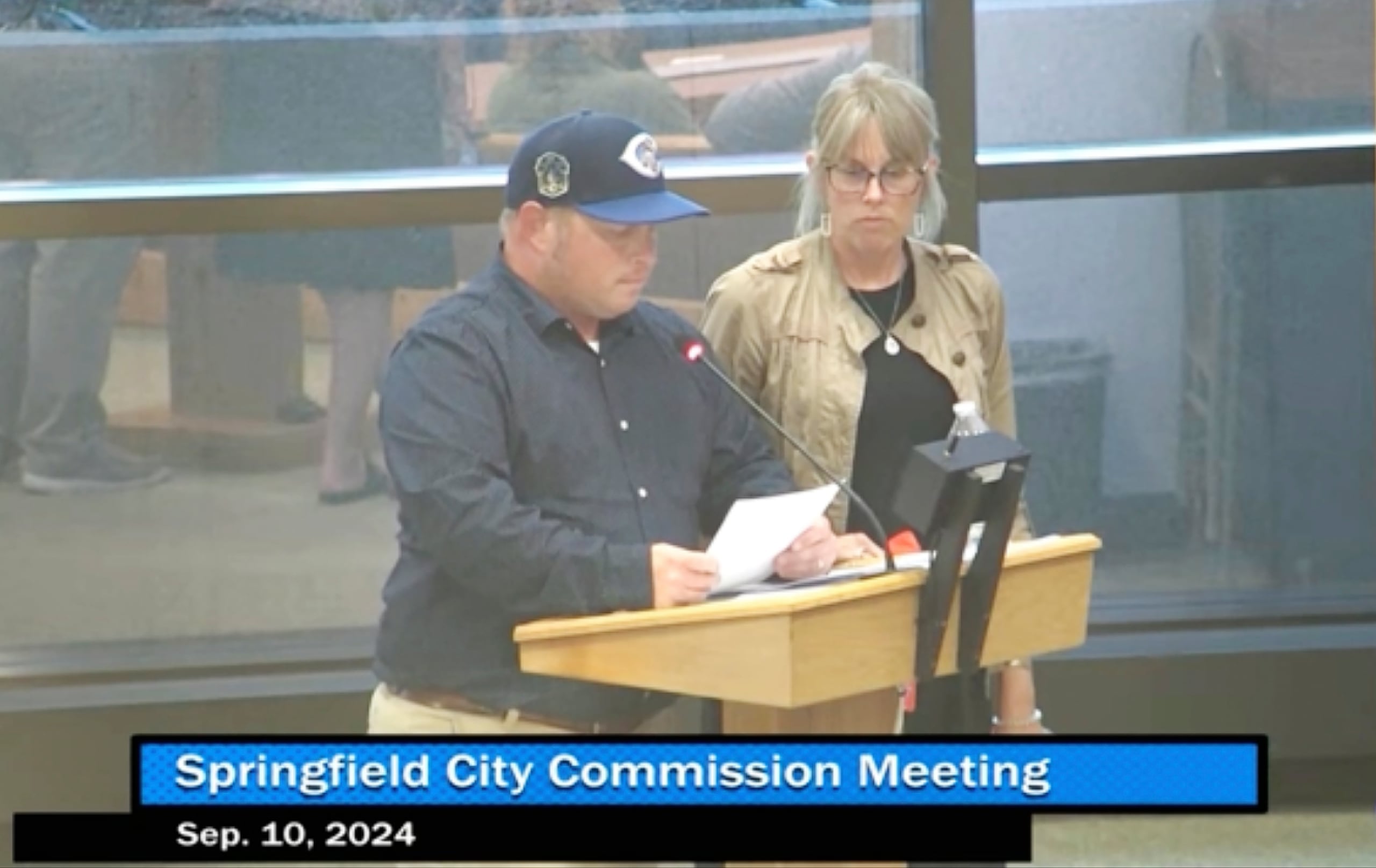 En esta imagen, tomada de un video publicado por la Ciudad de Springfield aparece Nathan Clark, padre de Aiden Clark, hablando en la reunión de la Comisión de la Ciudad, el martes 10 de septiembre de 2024 en Springfield, Ohio. (Ciudad de Springfield vía AP)